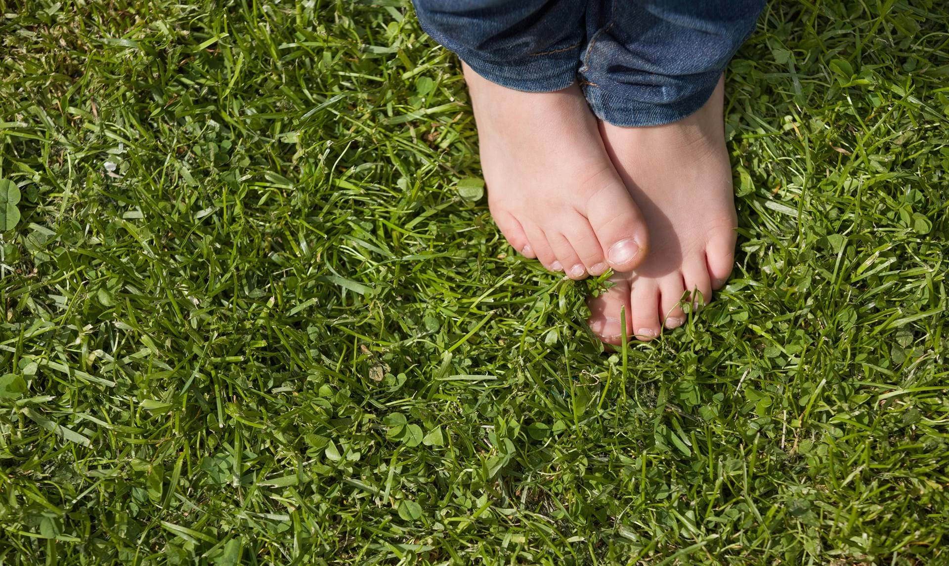 Босые ноги баста jakone. Детские босые ноги на траве. Дети на траве вид сверху. Босые ноги вид сверху. Пятки детей на траве.