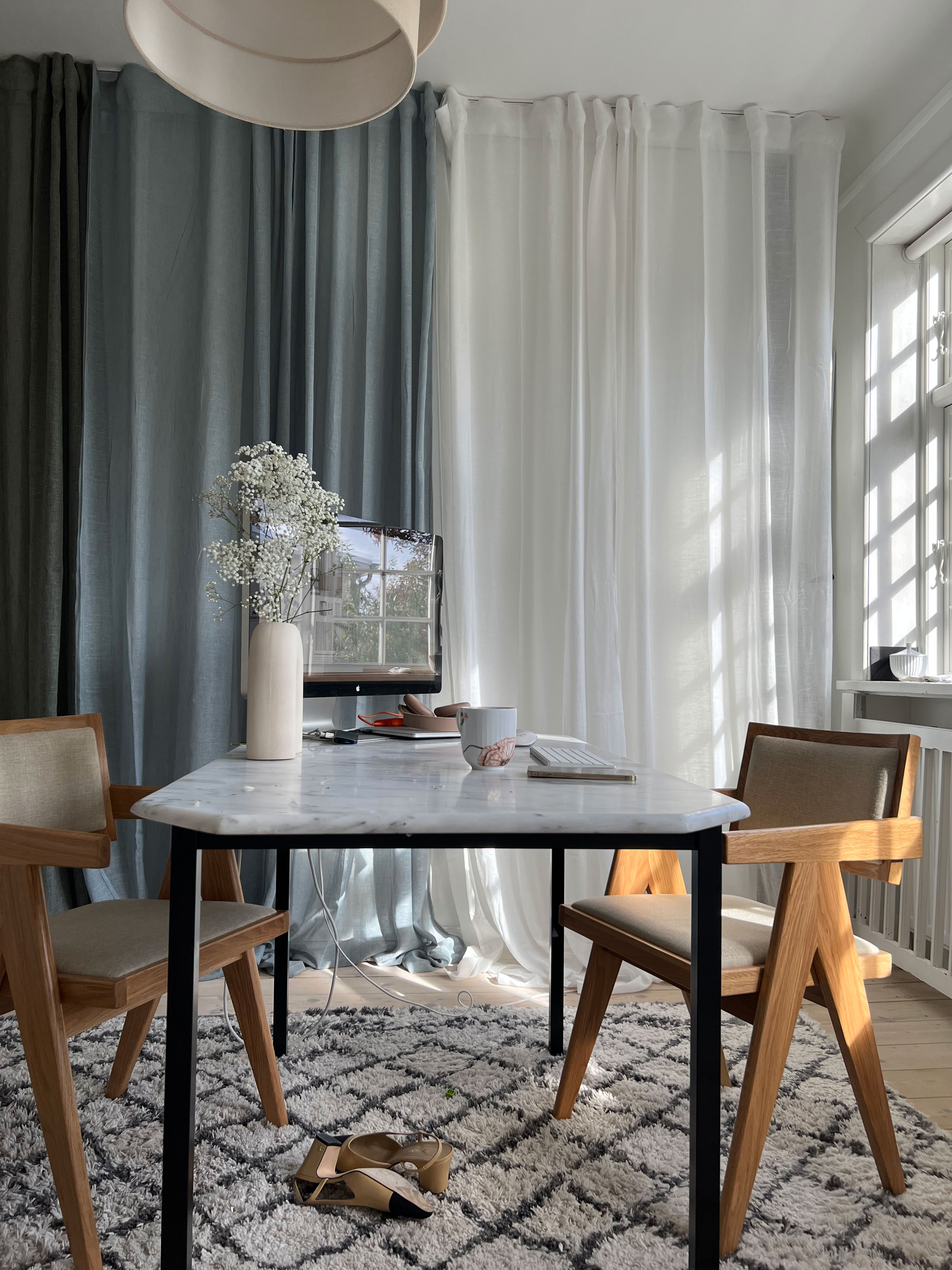 Bordpladen på kontoret har Christine fundet gratis på DBA. Stellet fra IKEA har hun selv monteret.