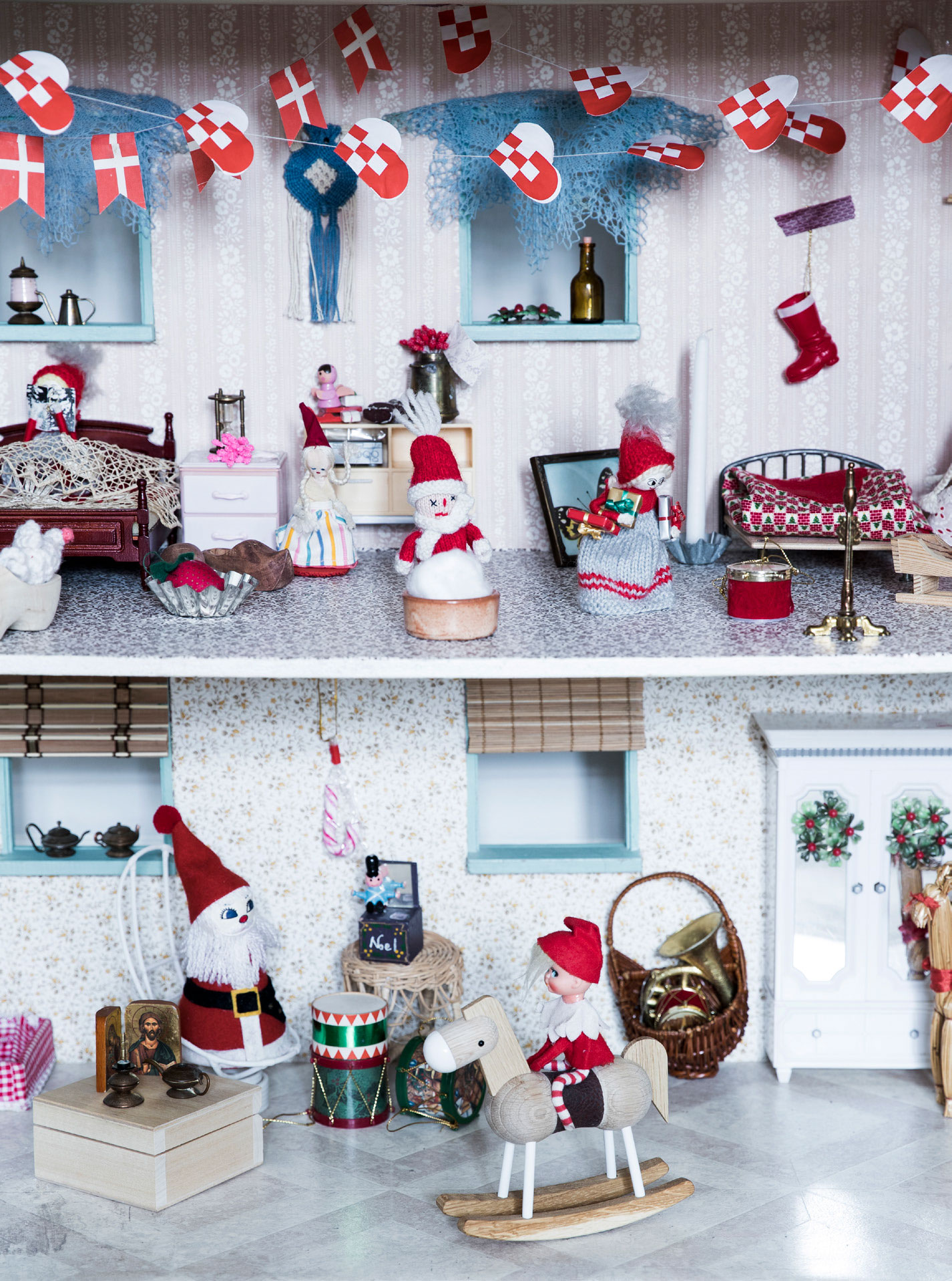 Der er pyntet op med røde nisser og gammel julepynt på alle etager i barbiehuset. Gyngehesten er fra Woohu Design.