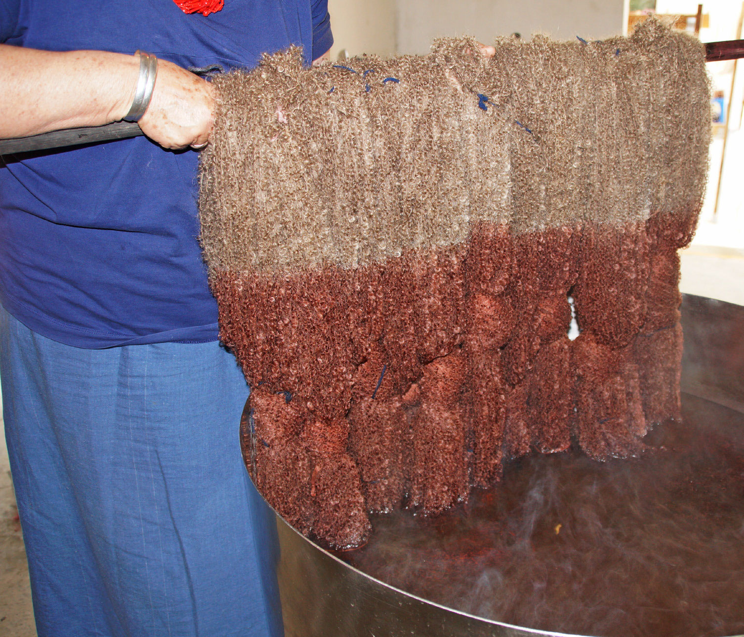 Håndfarvning af bouclégarn hos Adeles Mohair, som er specialiseret i forarbejdning af mohair.