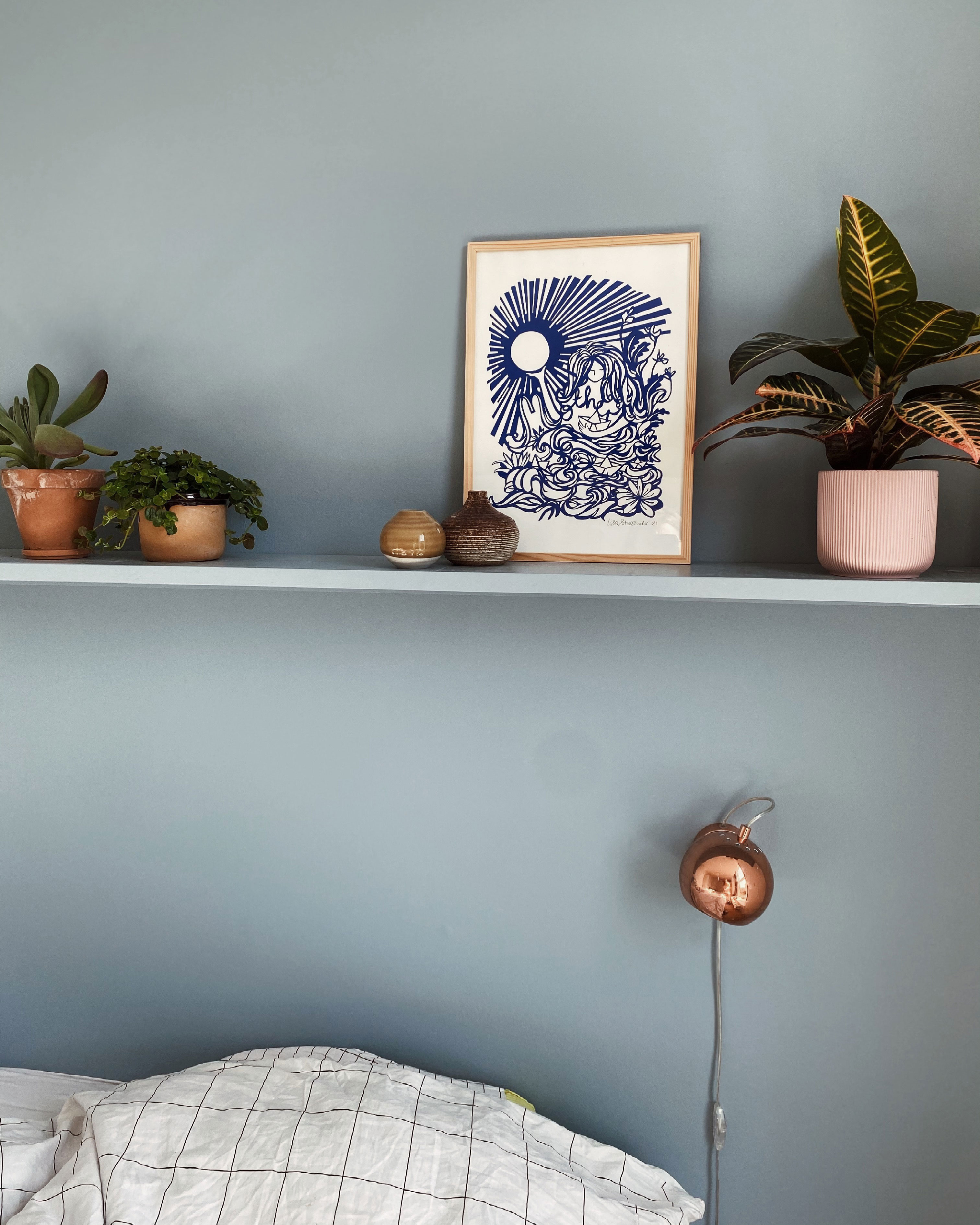 Soveværelset med svævehylden i samme farve som væggen får mange likes på Instagram. Papirklip fra Lisa Strøander, lampe fra Frandsen.com og sengetøj fra IKEA.
