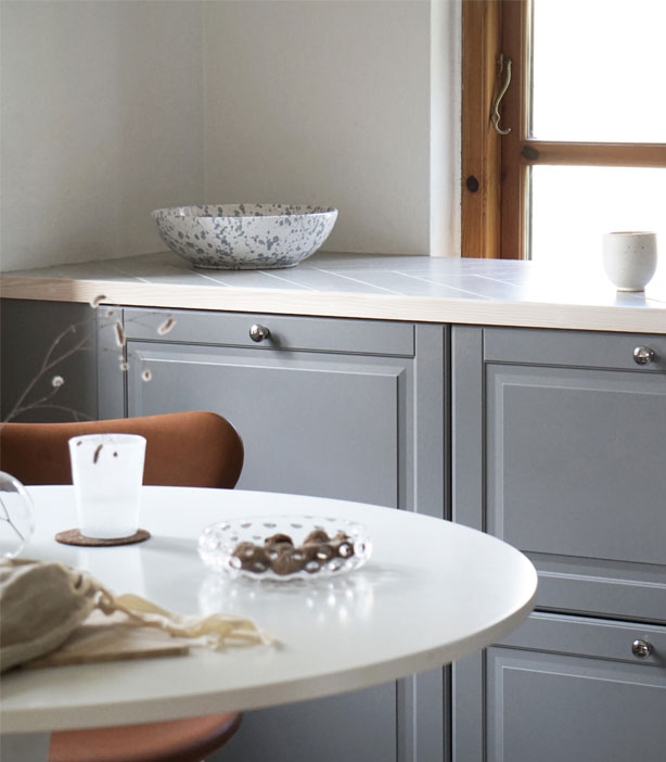 Køkkenet er fra IKEA, stol fra Fritz Hansen, porcelænsskål fra Burnt and Glazed, glasskål fra KODANSKA og kaffekrus fra Keramoda.