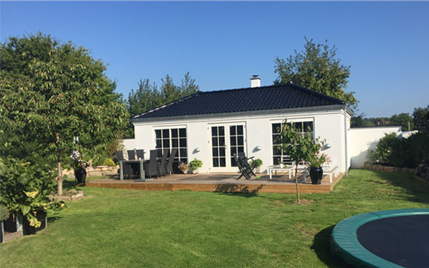 Festhuset set fra haven.