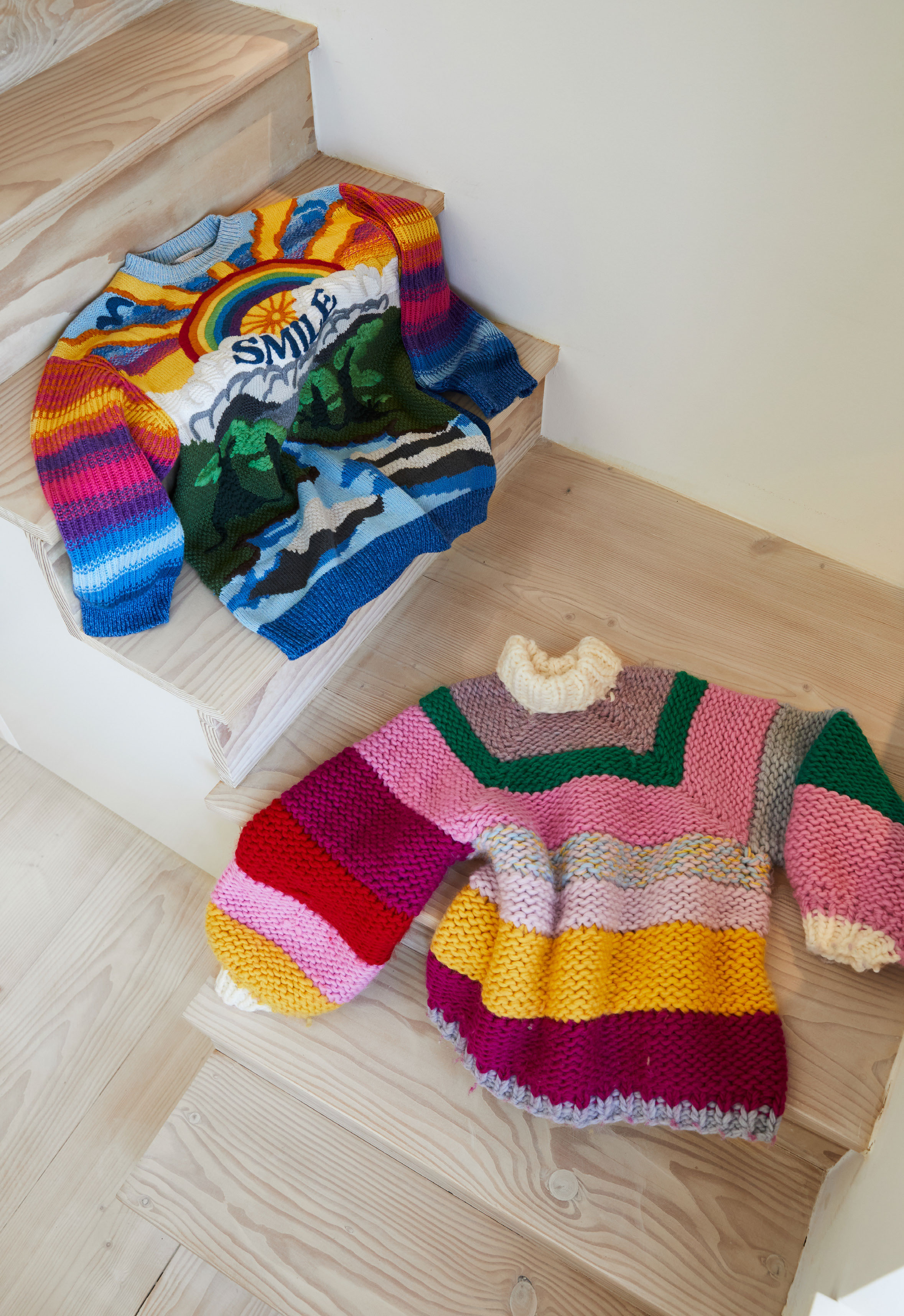 Striktrøje med motiv fra Stella McCartney og stribet strik fra Yarn Junkies.