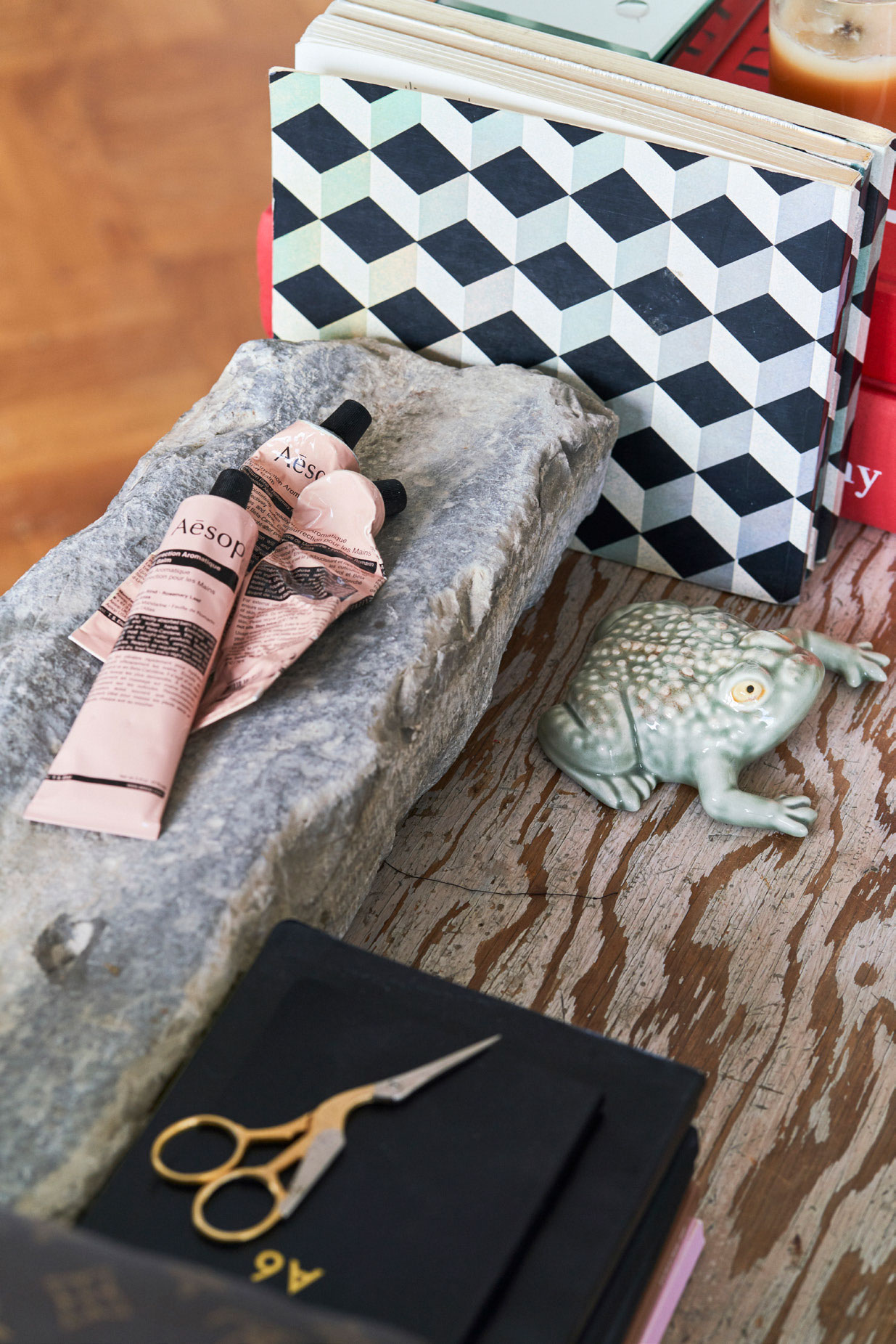 Design og æstetik er både arbejdsmæssigt og privat en stor passion for Charlotte og hendes mand. Her er en samling af fine notesbøger, grej og nips, der tilsammen skaber et inspirerende hjemmekontor.