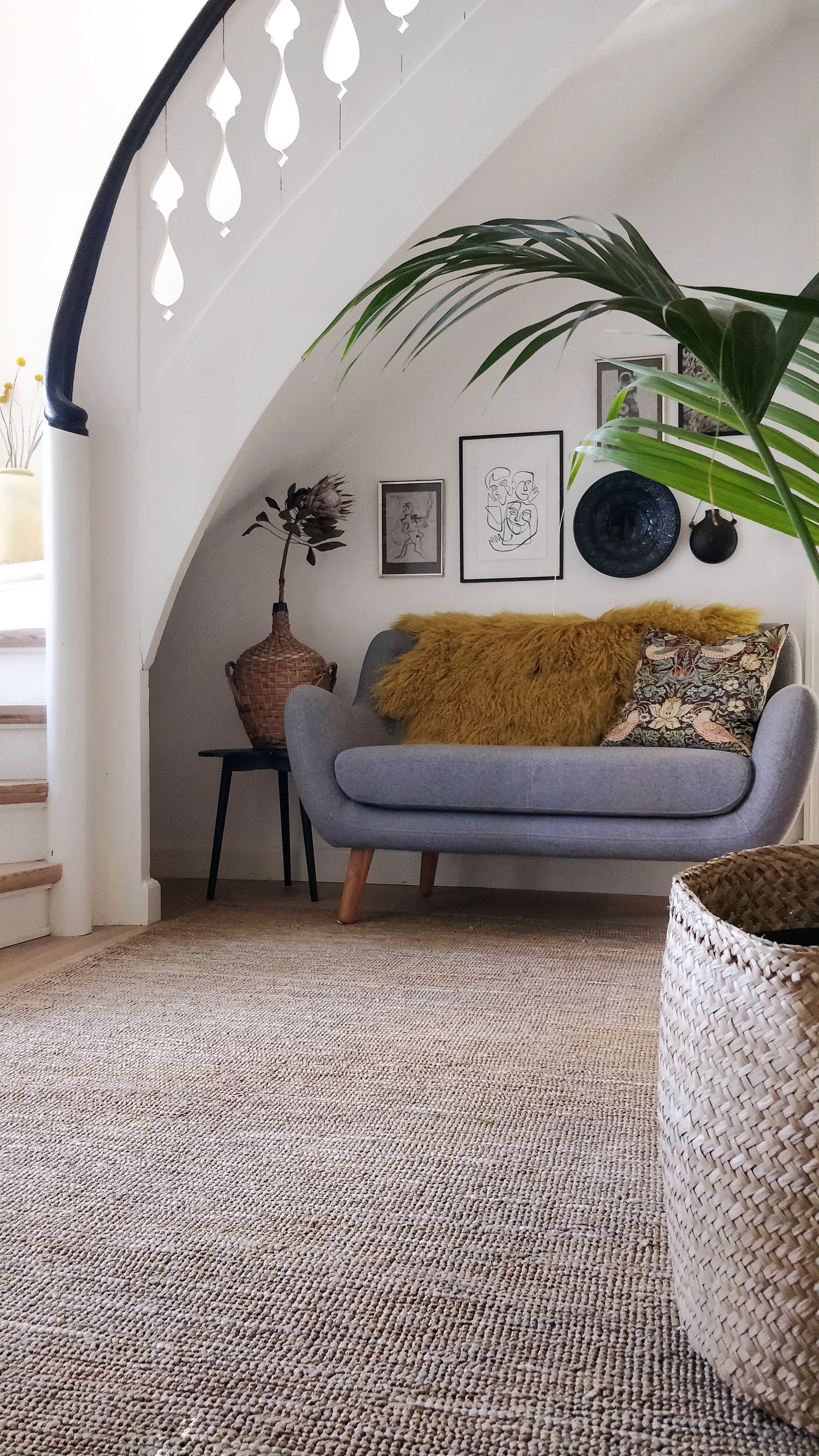 Sofaen under trappen er fra Sofacompany og puden er fra Eline Engen.