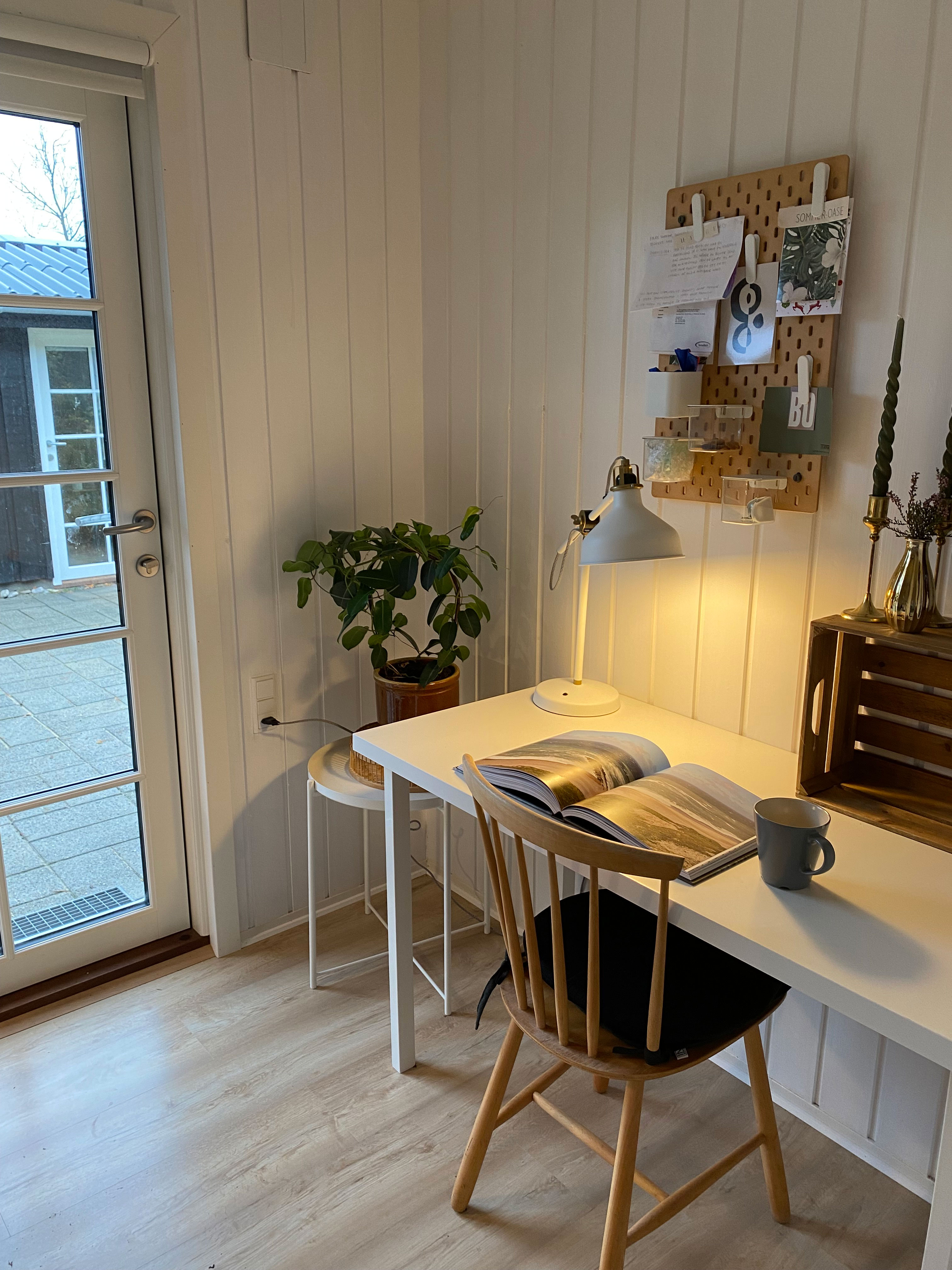 I den ene ende af soveværelset har Henriette og Tommy et skrivebord, hvor de kan sidde i ro og mag og fordybe sig med en kop kaffe.