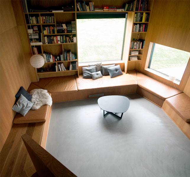 Stuen er beregnet til at slænge sig i, så der skulle ikke være en stiv siddesofa. Den indbyggede sofa er Lises yndlingsting i huset.