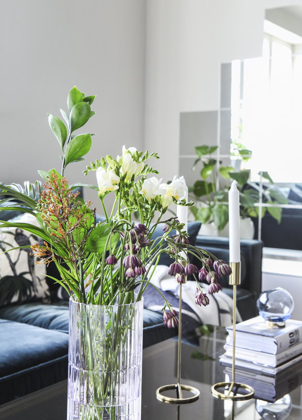 Friske blomster på bordet.