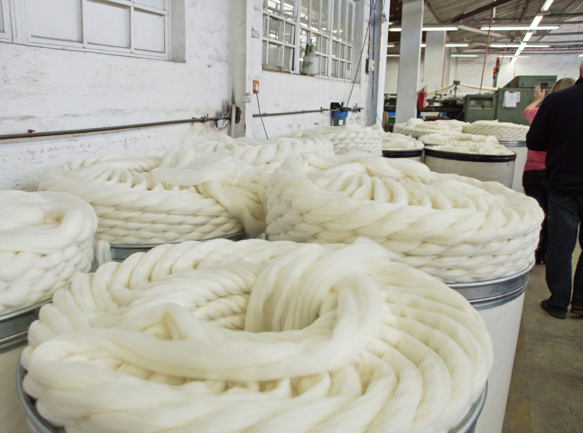 Store mængder vaskede, kæmmede og kartede fibre er klar til at blive spundet. Spinderiet i Sydafrika producerer garn til Annettes engrosfirma.