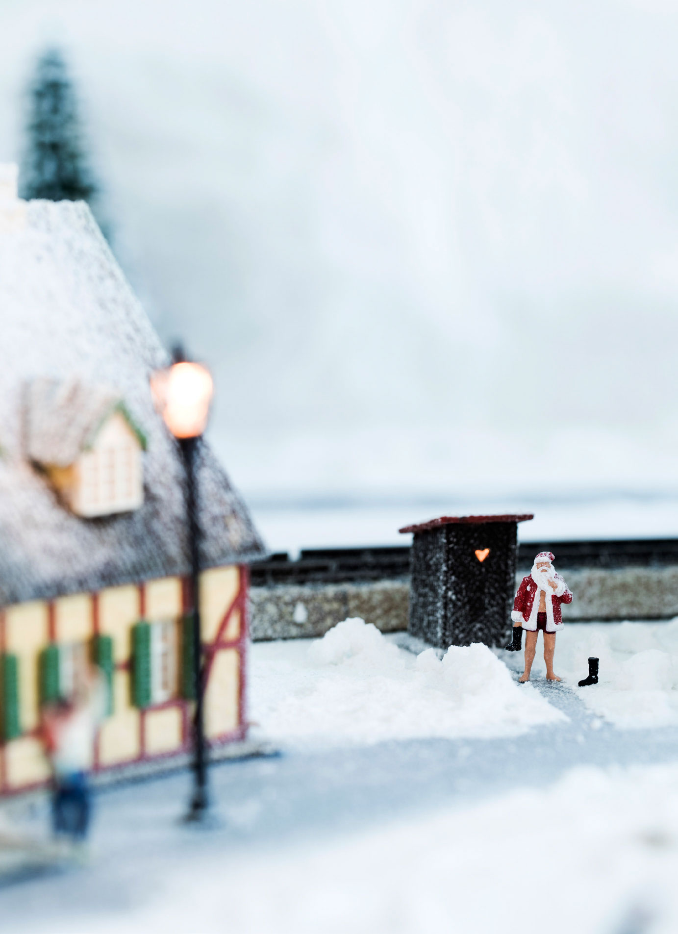 Julemanden og det lille das er hentet hjem fra en butik i Vanløse. Næste år er planen at udvide banen til næsten dobbelt størrelse og få et torv med juleboder.