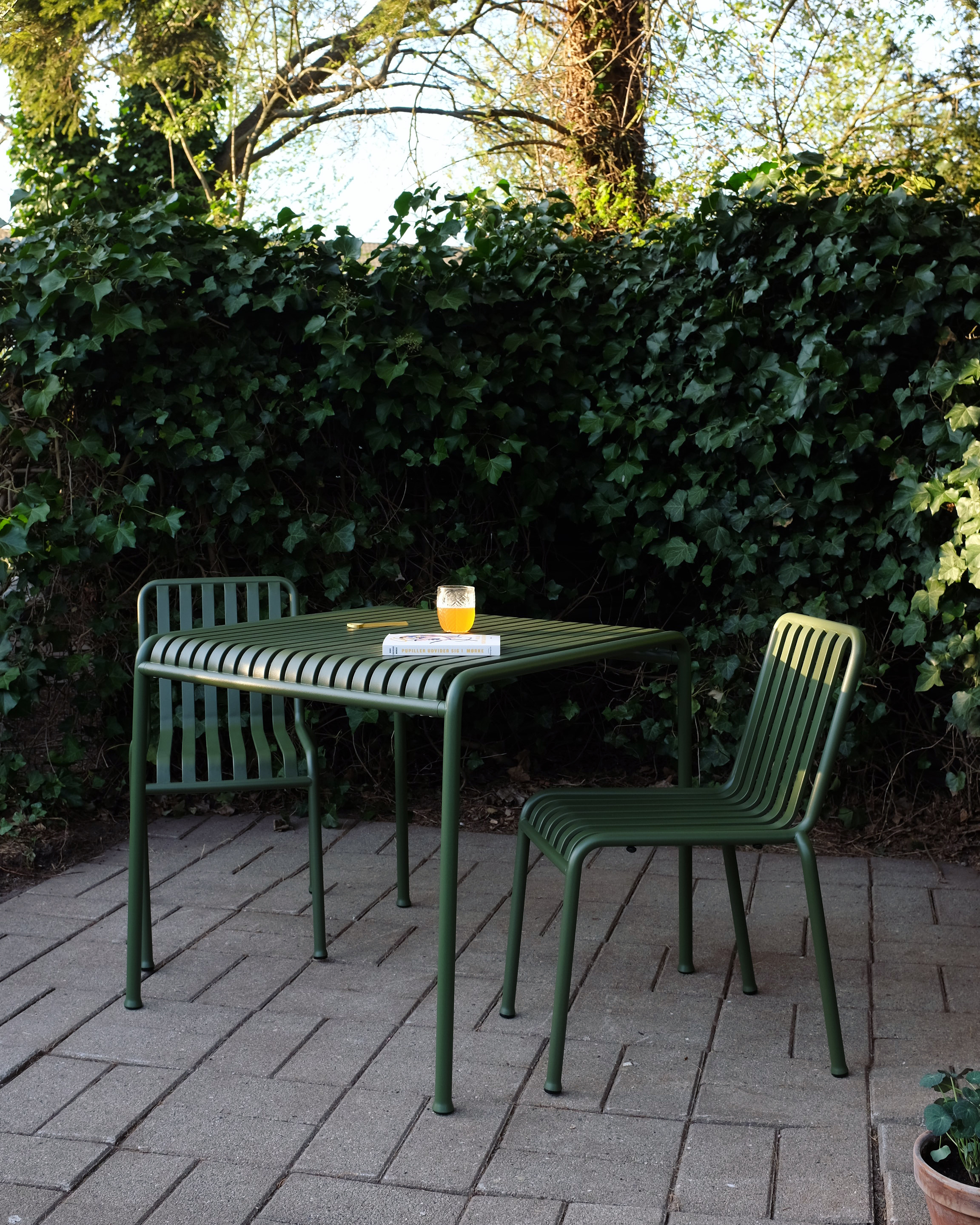 Alek og Chris fandt en glemt og begravet terrasse i et hjørne af den tilgroede have. Havemøblerne er fra HAY