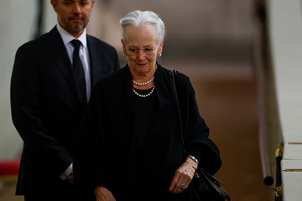 i Se billeder fra dronning Elizabeth 2.s begravelse - ALT.dk