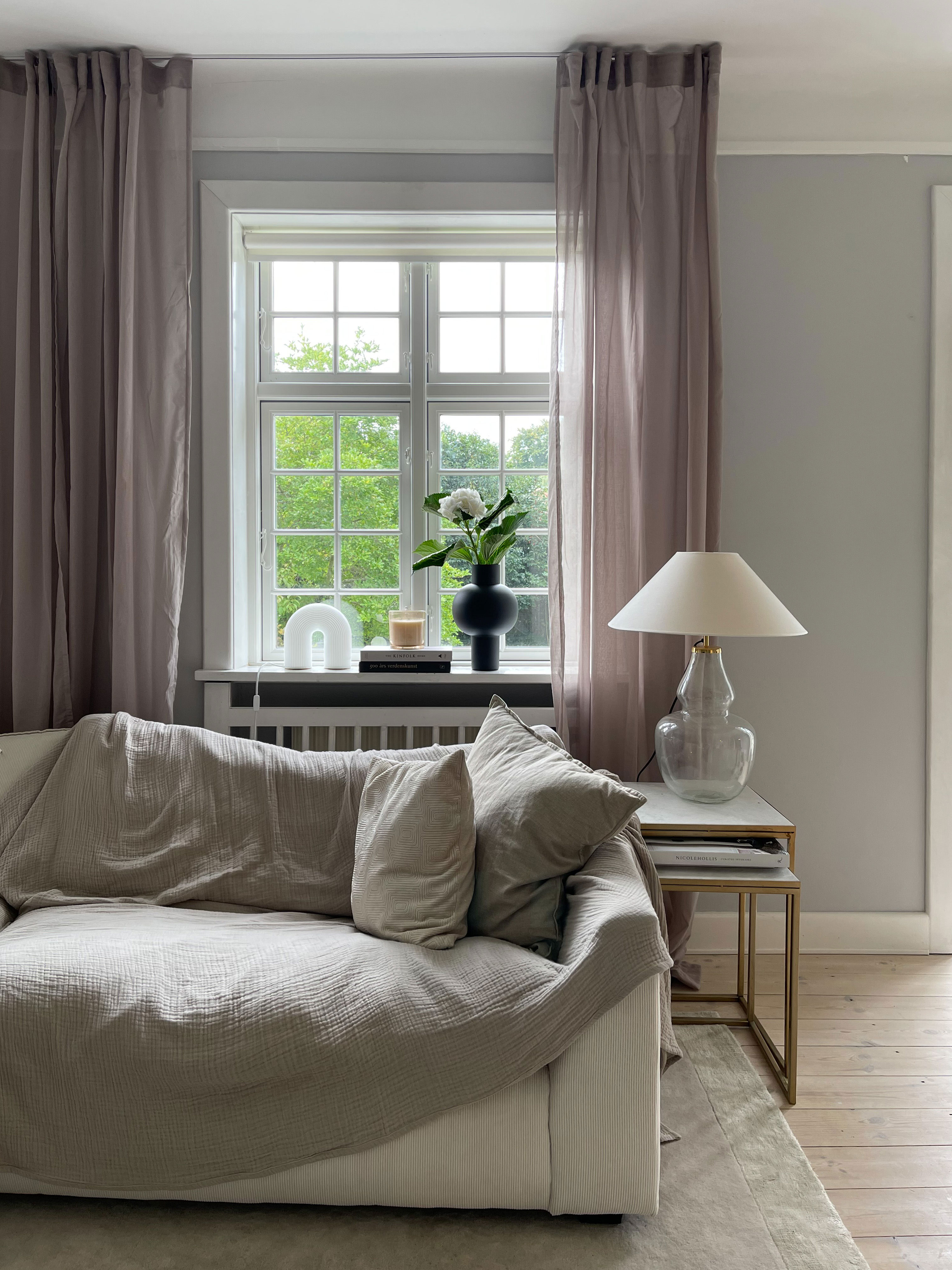De lyse gardiner i stuen er fra H&M Home.