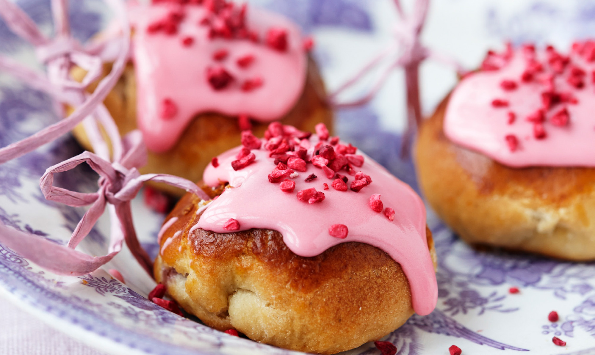 Gammeldags fastelavnsboller med creme og hindbærsyltetøj