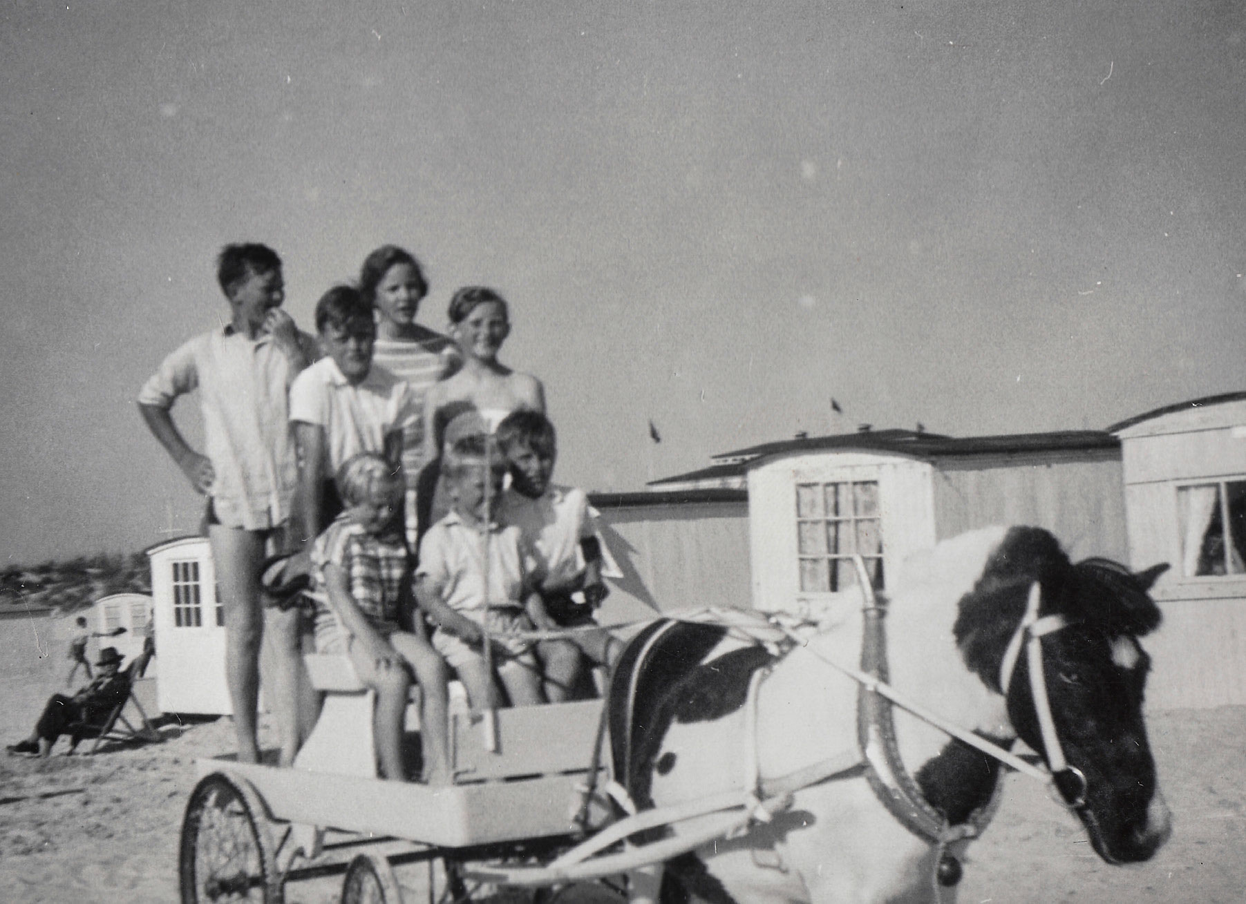 På Løkken Strand i 1956. Simon sidder forrest th og er omringet af brødre, kusiner og en fætter.