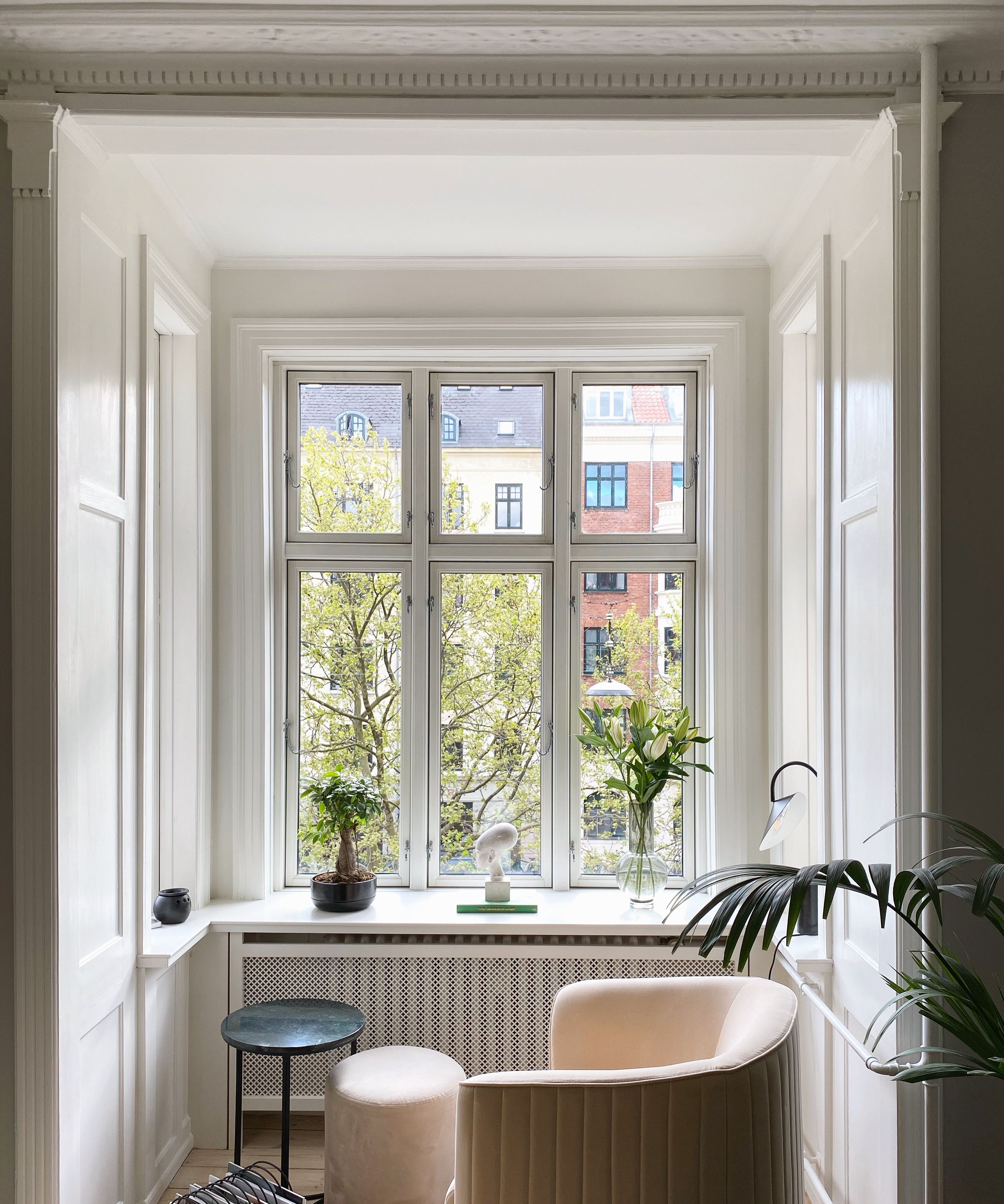 Stolen i karnappen er fra Jotex og lampe fra Ferm Living.