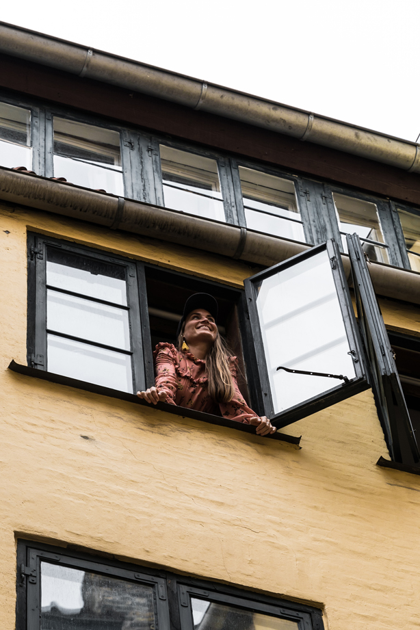 Gul bygning udefra.