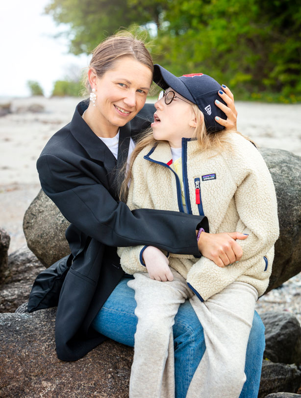 Fisens hjerne svarer til en tre måneder gammel babys. Indtil hun var seks år gammel, boede hun hjemme, nu tager et bosted sig af hendes daglige pleje.
