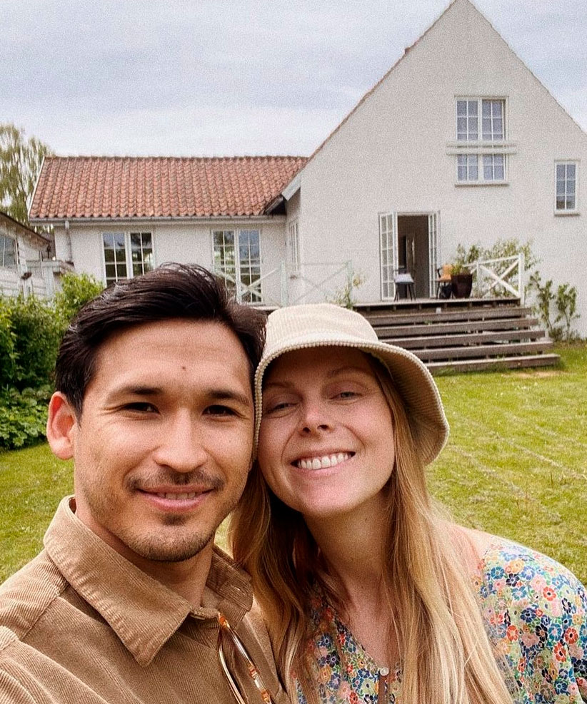 Ida og Mads foran deres nye hus i Risskov.
