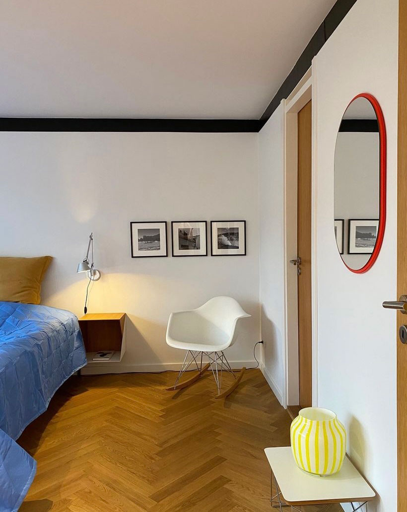 Sengelampe fra Artemide, spejl fra Montana og vase fra HAY.