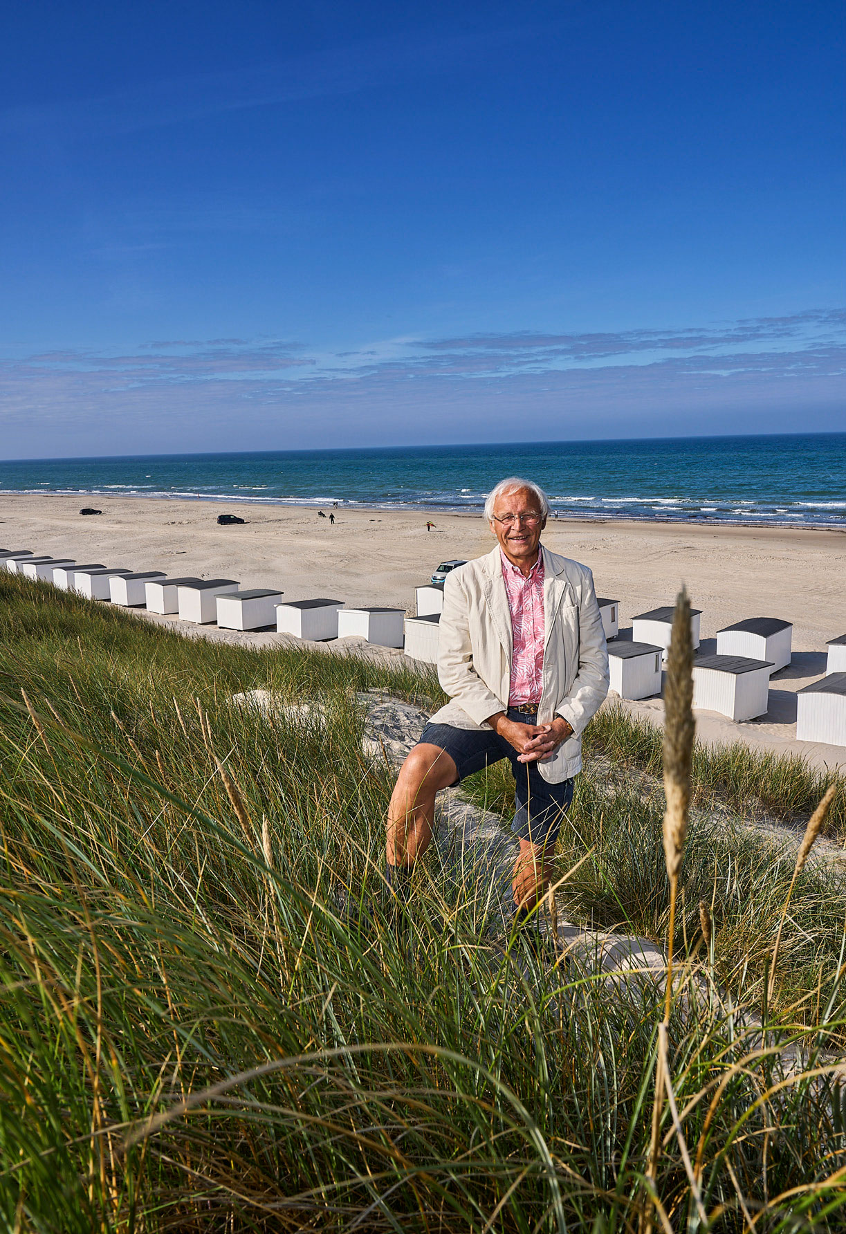 Simon foran "Den hvide by" på Løkken Strand.