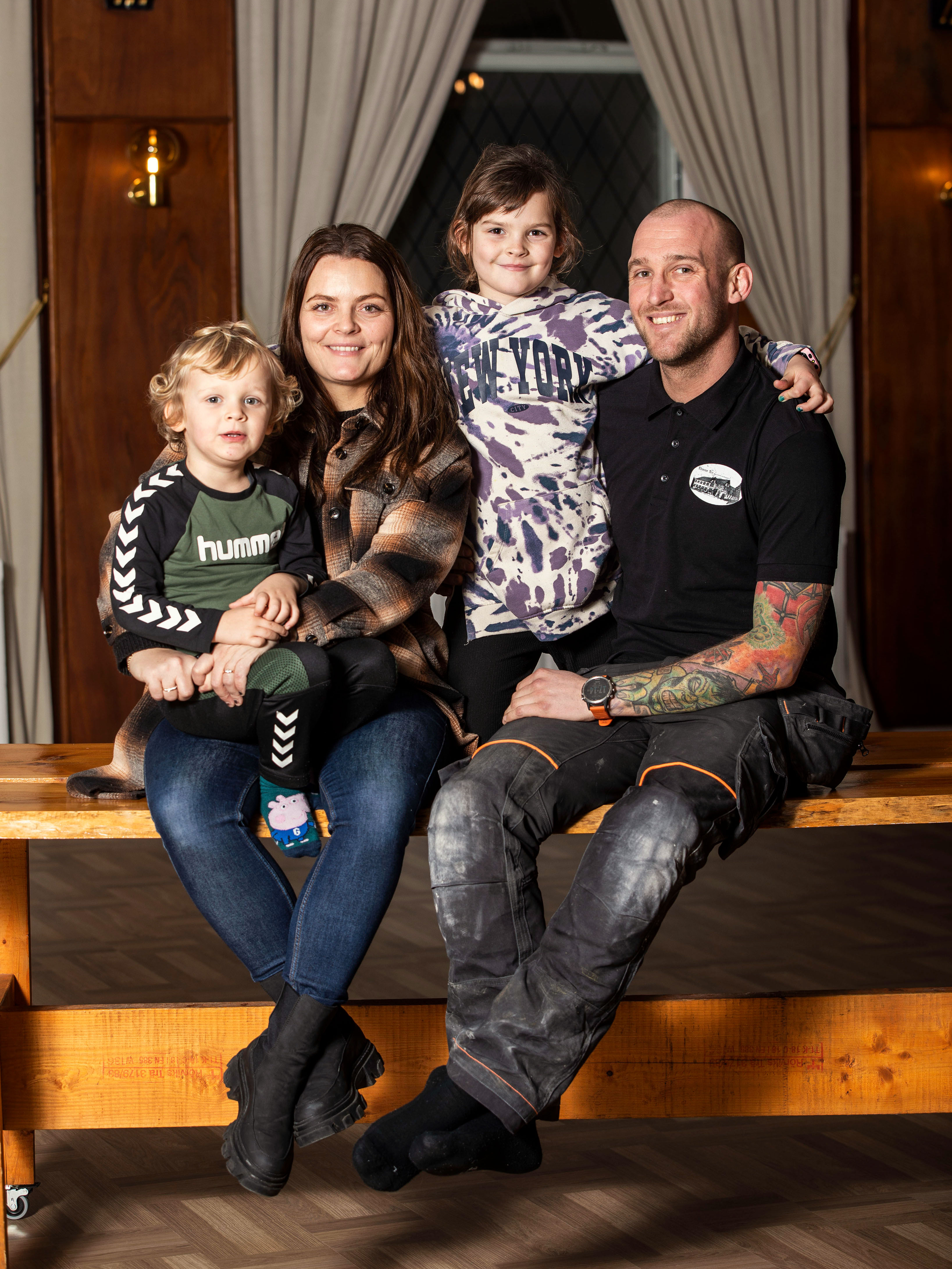 – Det glæder os, at kroen er blevet et familieprojekt. Her er god plads til at Molly og Holger kan være med, siger Linette og Rasmus.