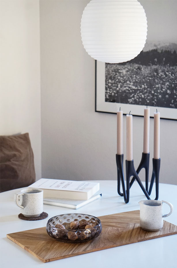 Lampe fra New Works, lysestage fra Morsø Living, keramik fra TYBO Art and Craft og glasskål fra KODANSKA.