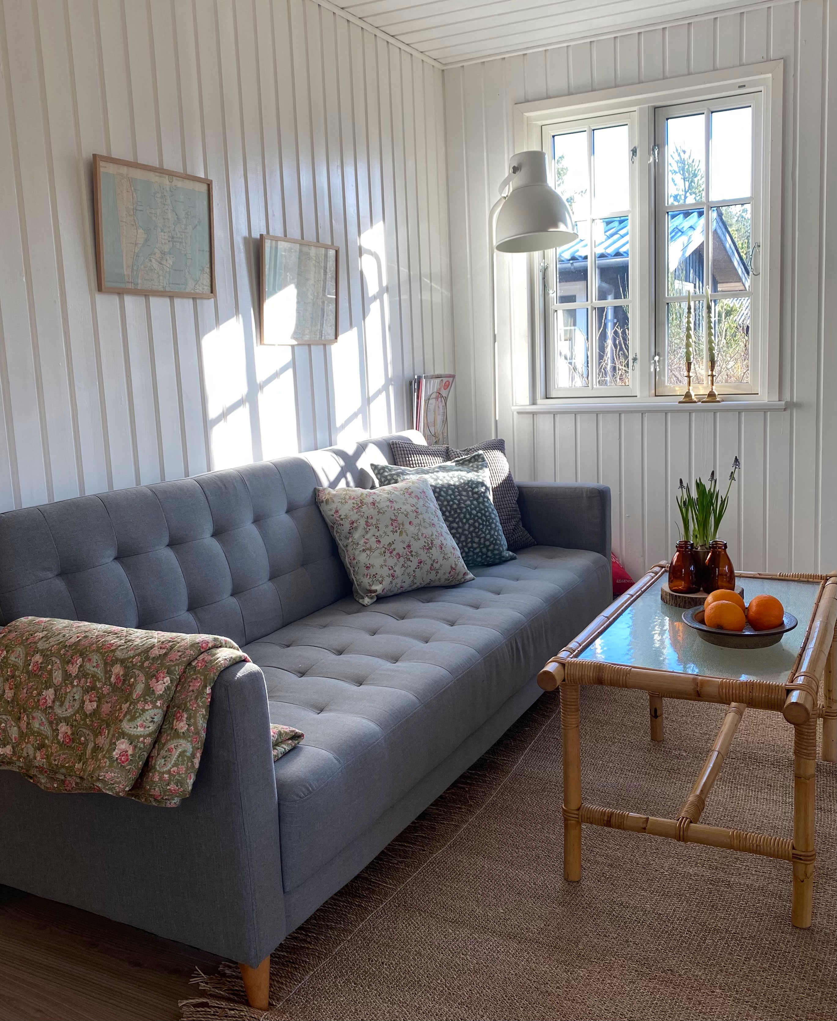 Sofaen Landskrona er fra IKEA.