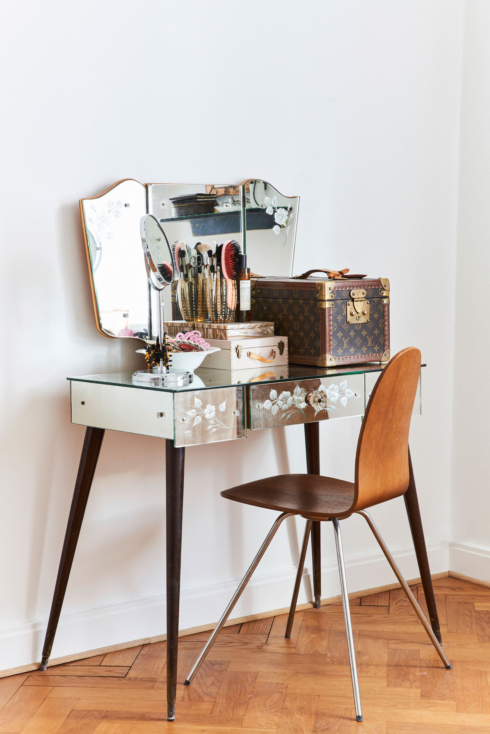 I det ene hjørne af soveværelset har Charlotte indrettet et feminint hjørne med et gammelt toiletmøbel fundet hos Fil de Fer. Det får stramt modspil af Arne Jacobsen-stolen Tungen. Den gamle Louis Vuittonbeautybox fik Charlotte af sin mor, da hun blev 20 år.