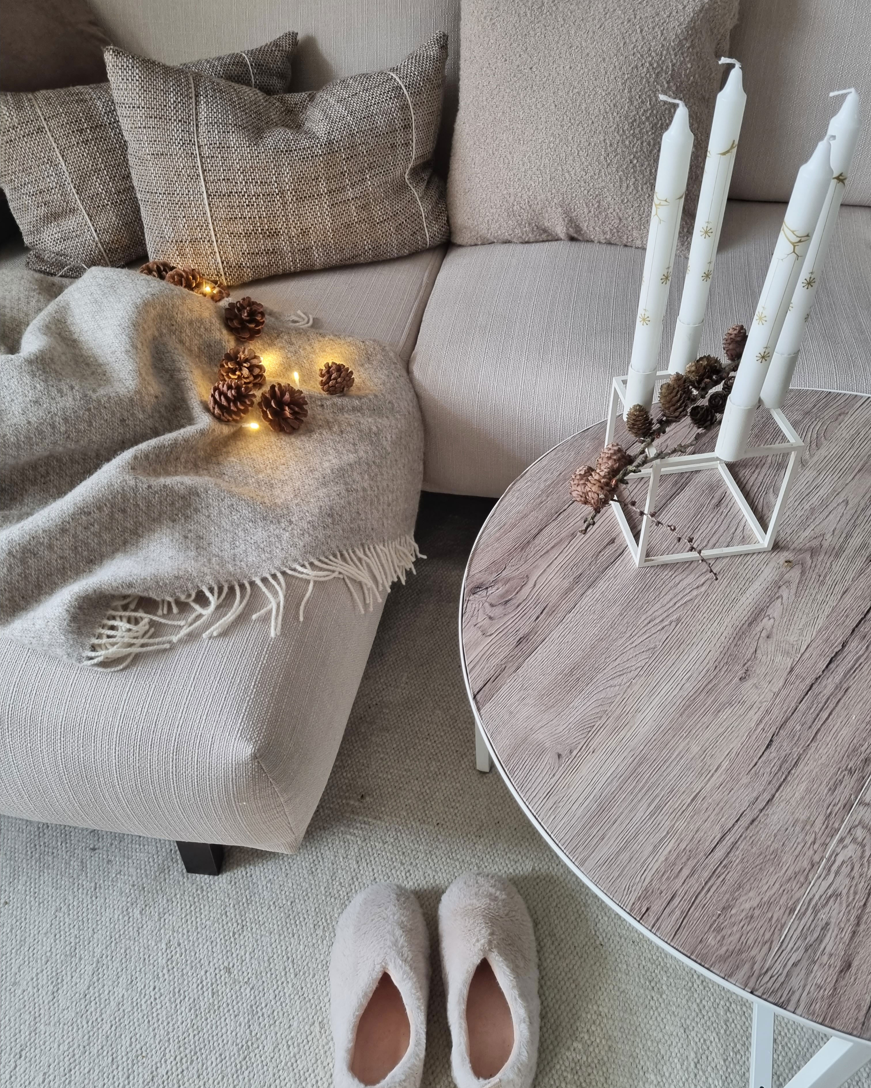 Sofabordet er købt i IKEA, men Pernille har selv beklædt det med folie, som hun har købt hos Tapetforum.