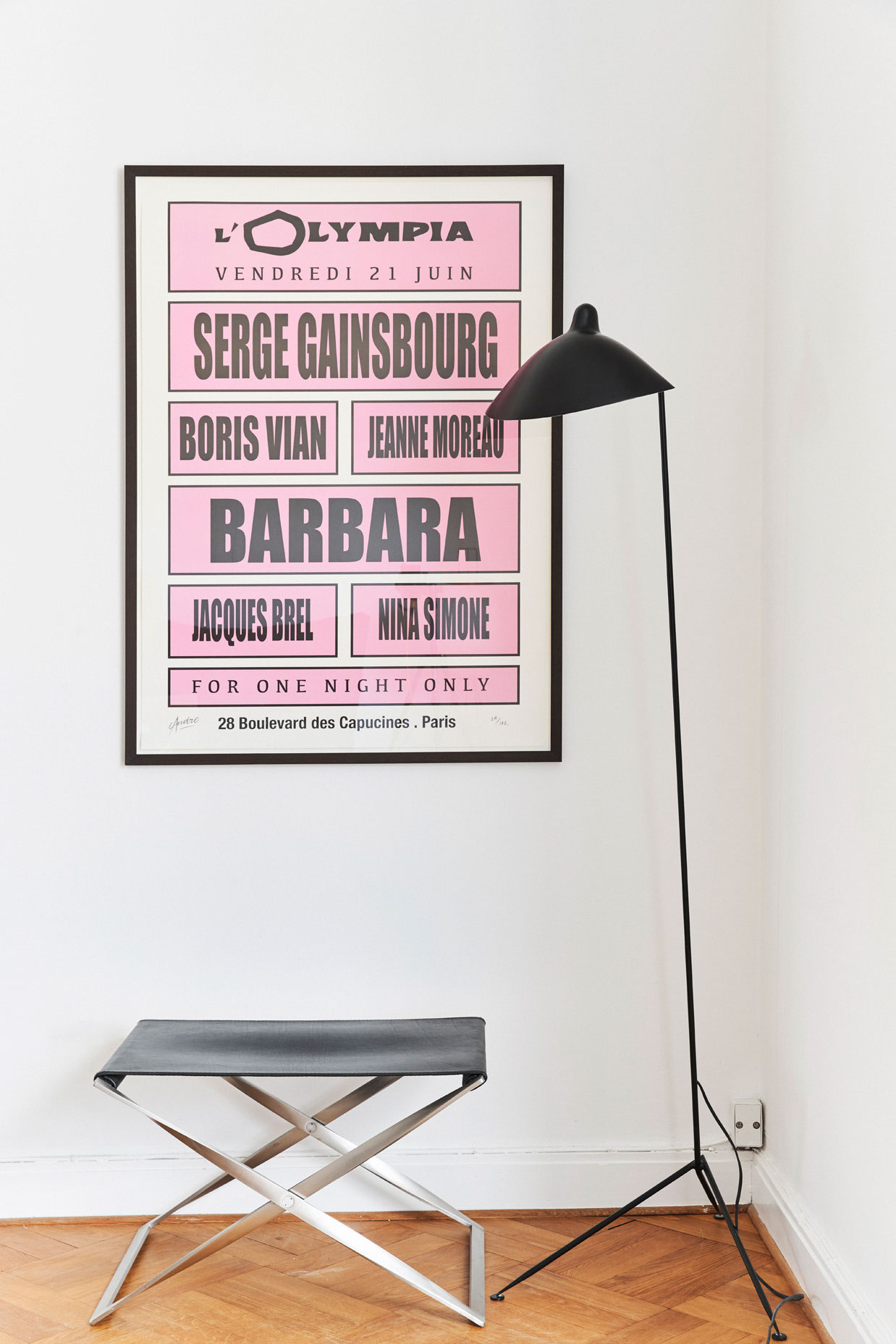 I et hjørne af stuen har Charlotte lavet en fin sammensætning af en plakat af den parisiske streetkunstner Mr. A aka André Saraiva fra Maison Kitsune i Paris, en Poul Kjærholm-skammel og en Serge Mouille-gulvlampe, som er en af hendes favoritter.