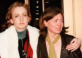 En forgrædt Anette støttes af sin veninde Mette på vej ud af retssalen i New York 12. maj 1997. Foto: Polfoto alt