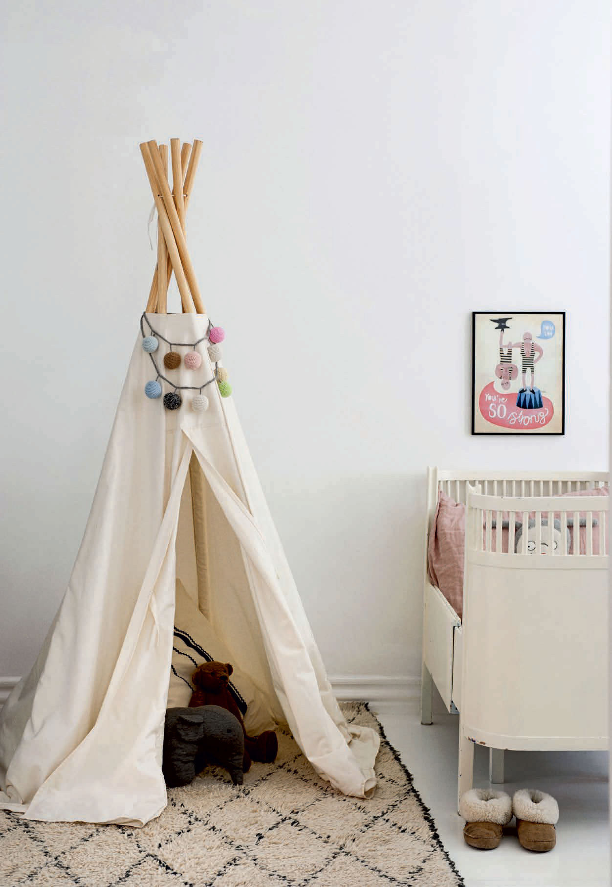 Der bliver både læst bøger og fortalt gyserhistorier i den fine tipi, hvor bamserne også bor.