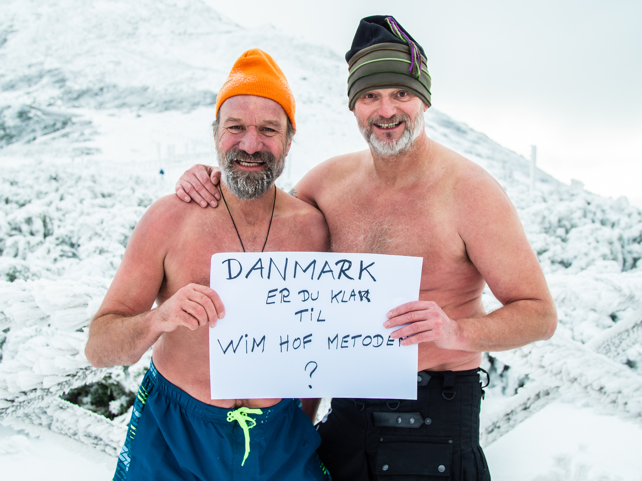 Birger Hanzen tog sin uddannelse hos Wim Hof i 2018. Her står han sammen med Wim på det tjekkiske bjerg Mt. Sniezka. Du kan booke forløb sammen med Birger på Birgerhanzen.dk.