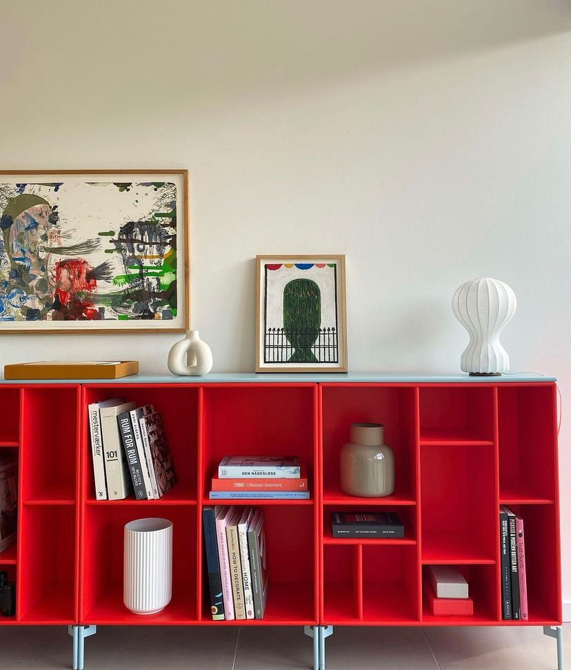 Connis knaldrøde Montana reol er et hit på Instagram. Lampe fra Flos.
