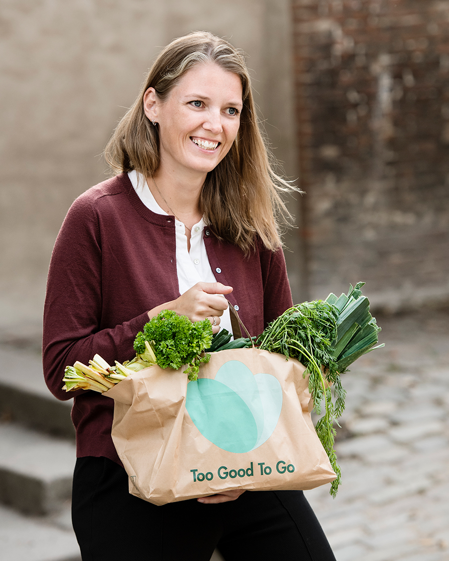Mette-Lykke-med-Too-Good-To-Go-pose.jpg