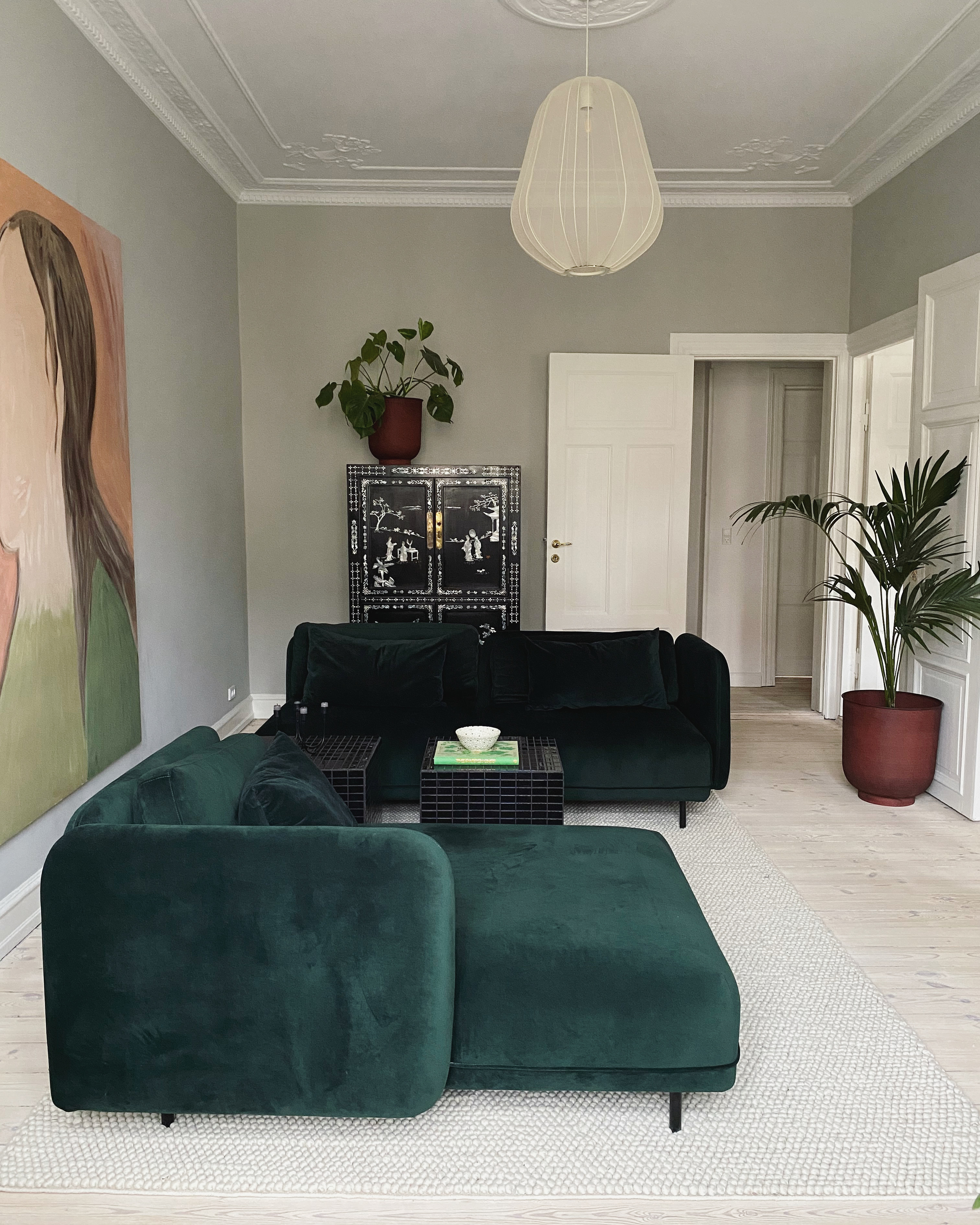 Den grønne velour sofa er fra Sofacompany, lampe fra Bolia og tæppe fra Ellos