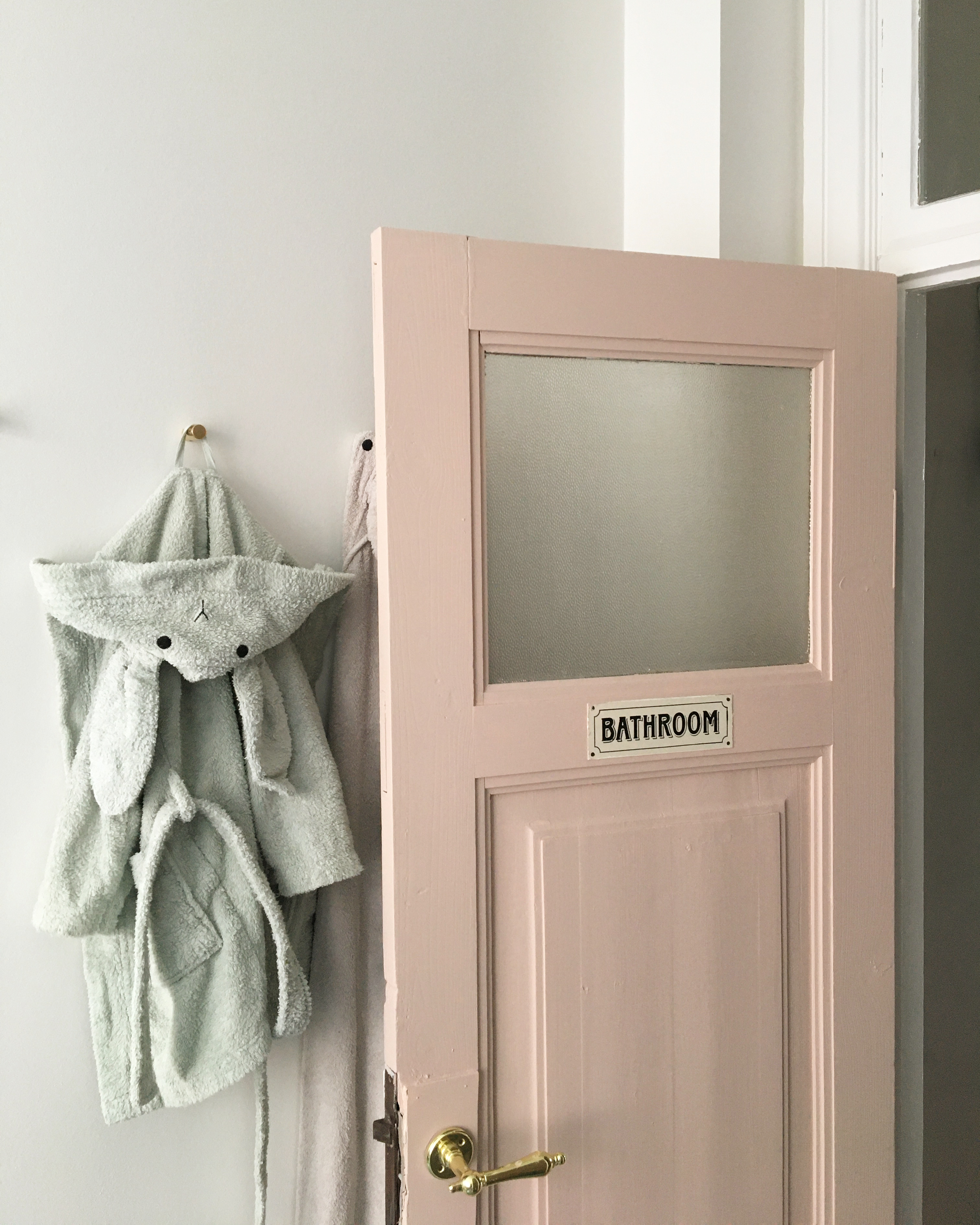 Badeværelsesdør lyserød