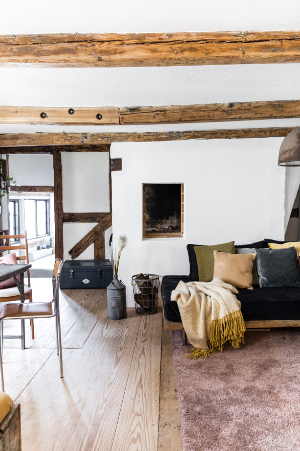 Stor daybed bygget af et gammelt skrivebord.