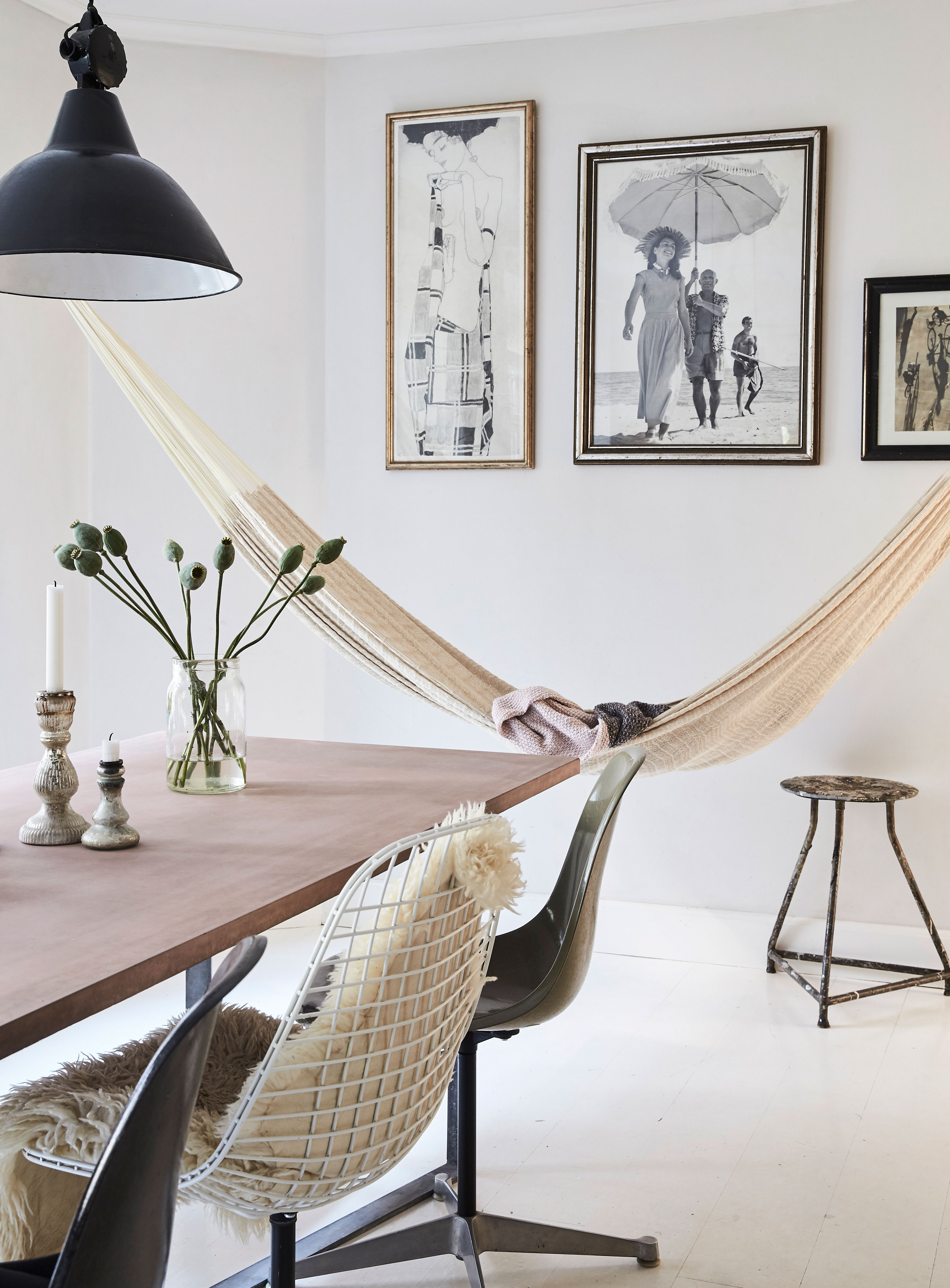 Spisebordet er fra Storm&Müller. Eames-stolene og pendlerne, som er gamle gadelamper fra Østtyskland, er fra Susannes online-butik Relove.