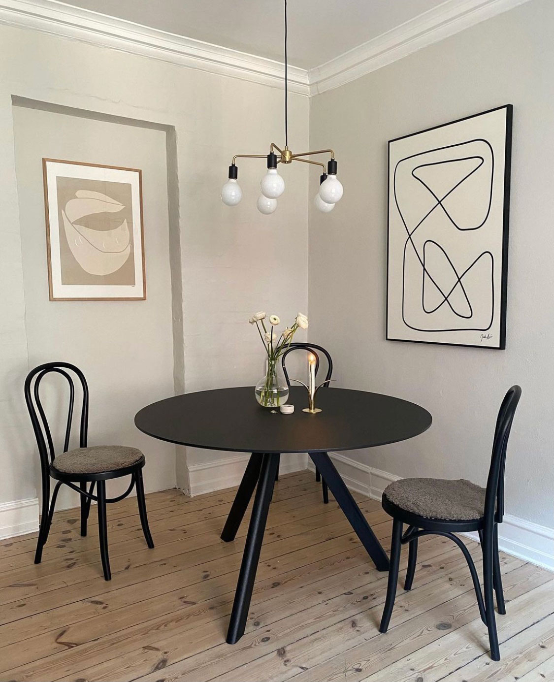 Spisebord fra HAY og kunst fra Moe Made It og akurathome.dk.