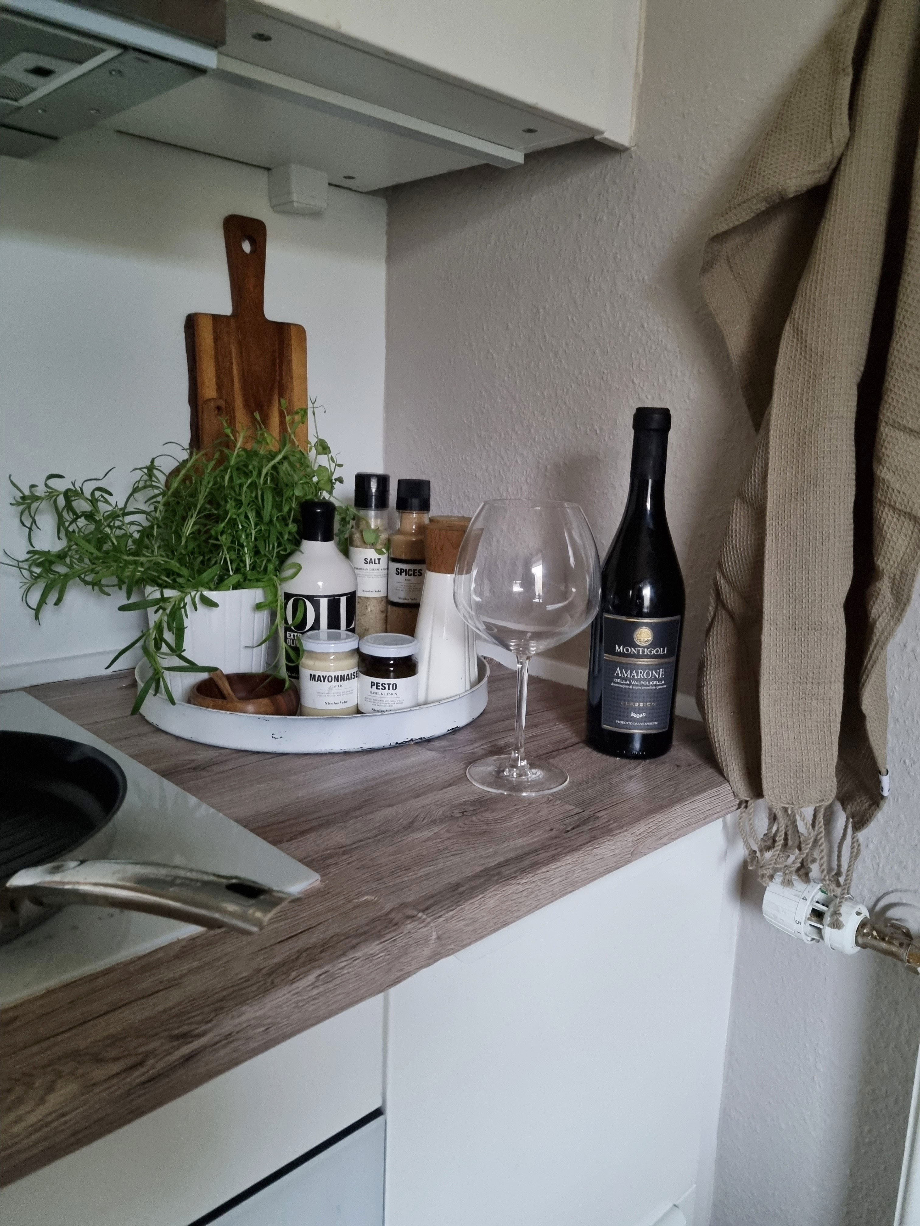 I køkkenet kan man se nogle af Pernilles seneste køb.