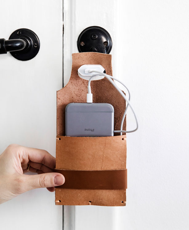 logik Inspektion ribben DIY: Praktisk taske i læder, som holder på både mobil og oplader - ALT.dk