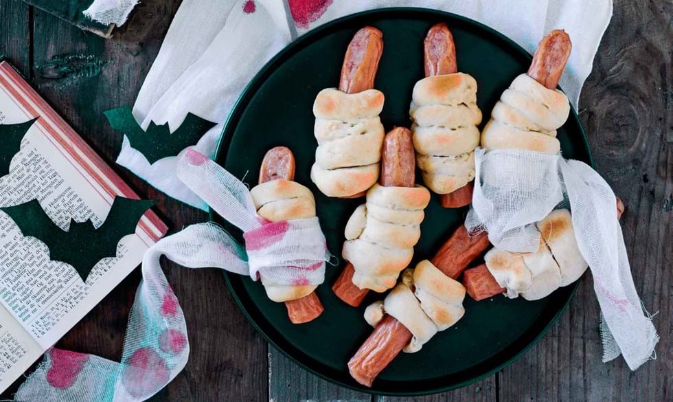 Pølsehorn er altid et hit og her er de serveret i gaze dryppet med lidt frugtfarve – så er de klar til at blive dyppet i blodig ketchup.