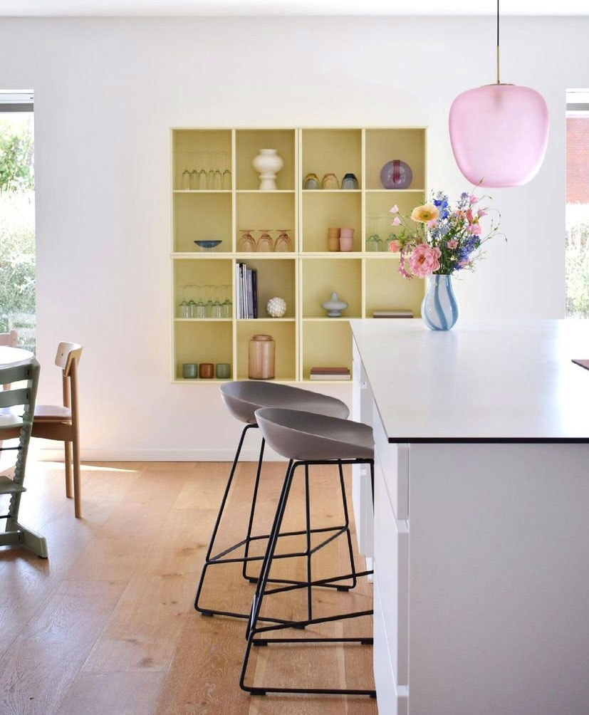 Køkken-alrummet er Susan's yndlingsrum. Reol fra Mistral Furniture, lampe fra Hübsch og vase fra Broste Copenhagen.