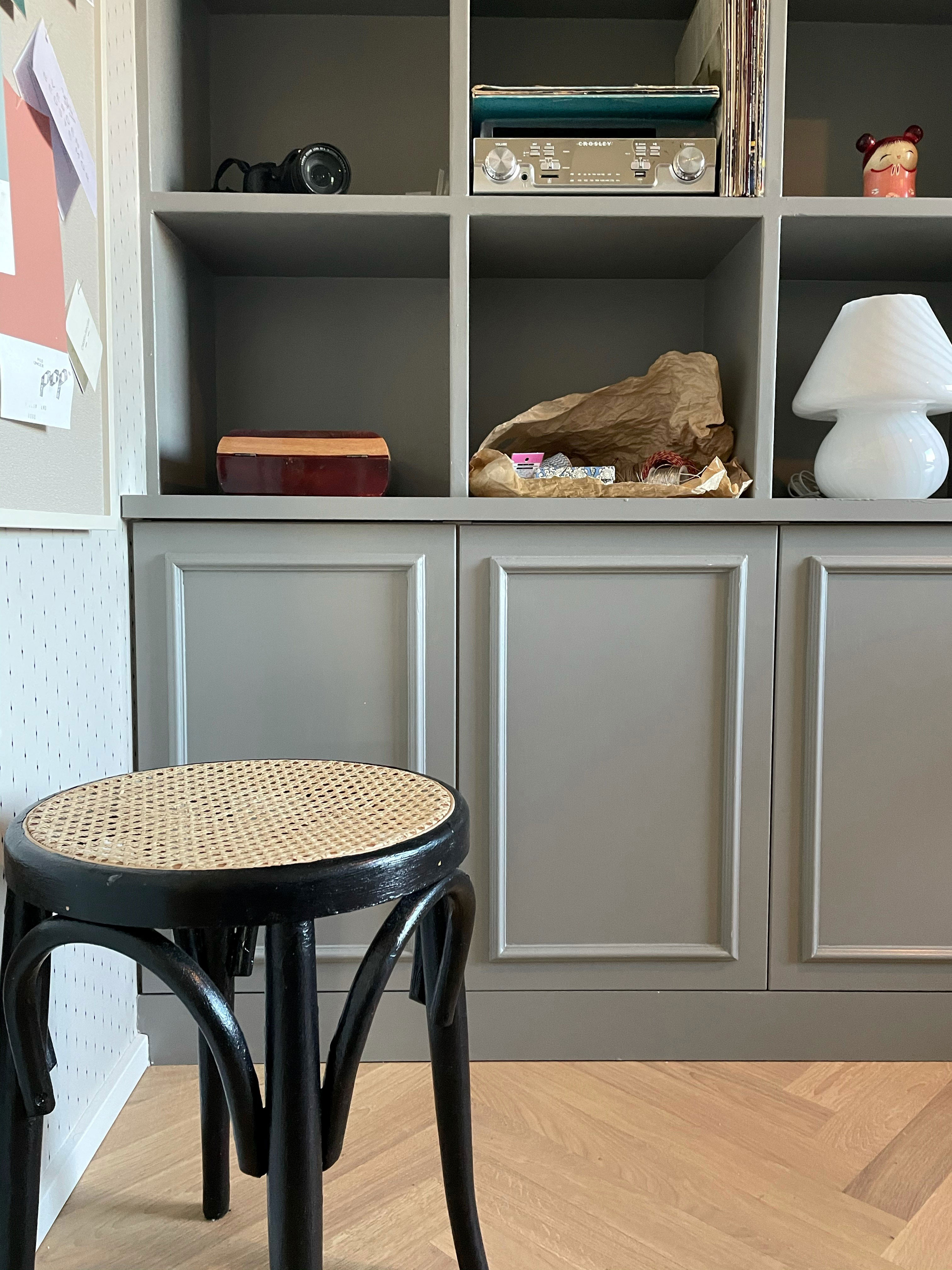 DIY: Indbygget reol IKEA skabe - se den her - ALT.dk