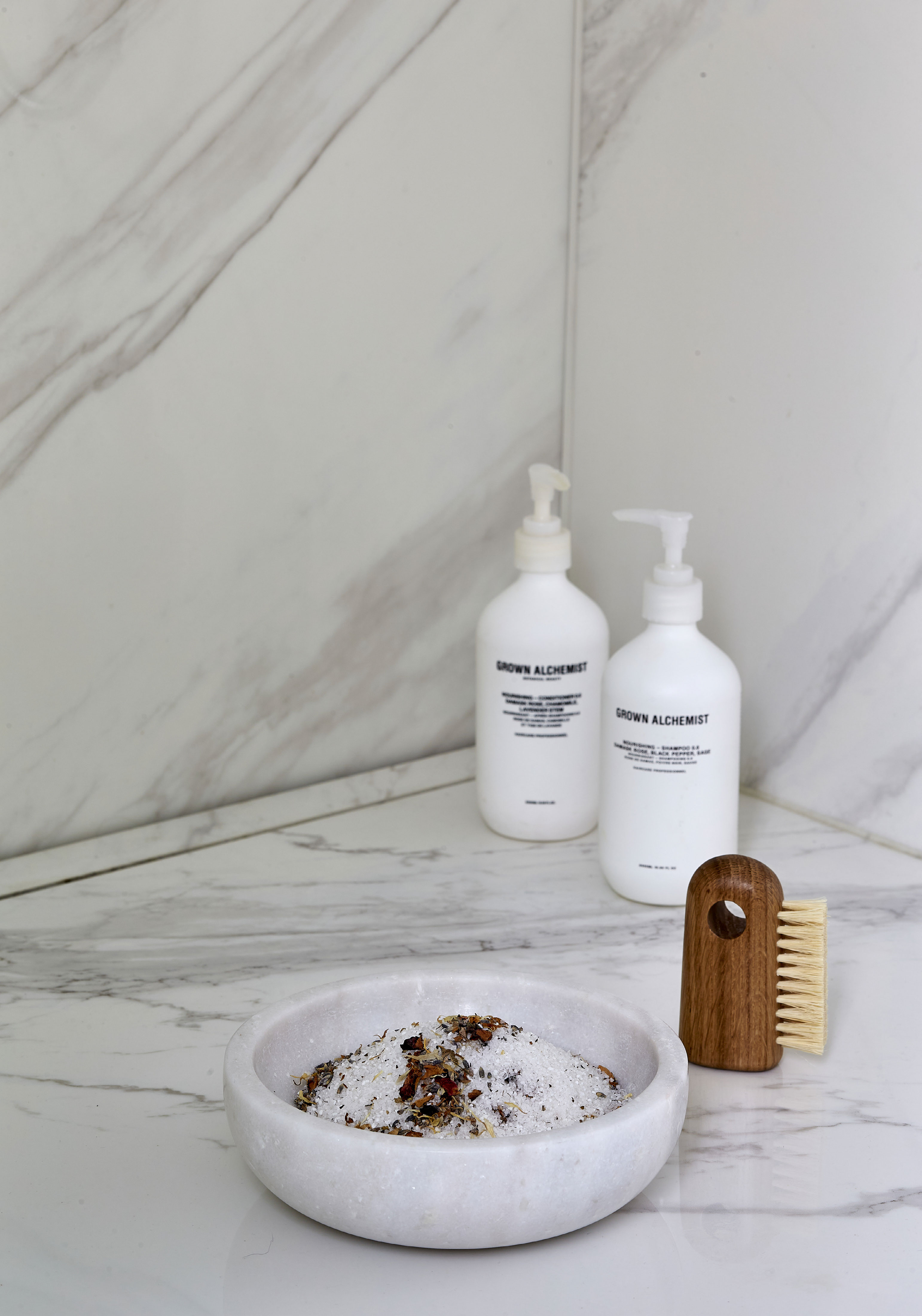 Marmorskål fra Broste Copenhagen. Badesalt fra Munkholm. Børste fra Normann Copenhagen. Shampoo og balsam fra Grown Alchemist, købt hos Louise Roe.