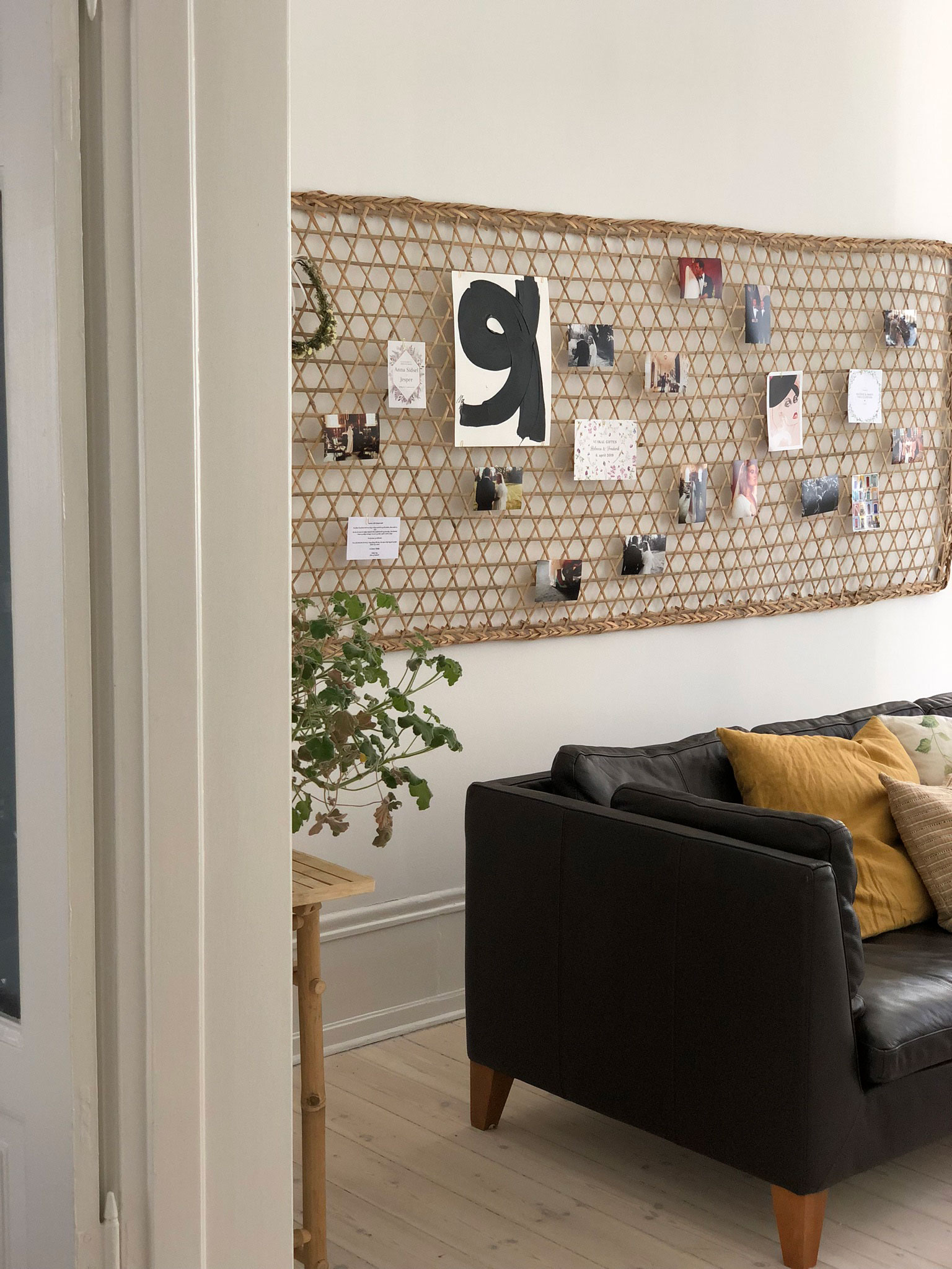 Opslagstavlen er håndflettet i Vietnam og kan købes hos Tine K Home.