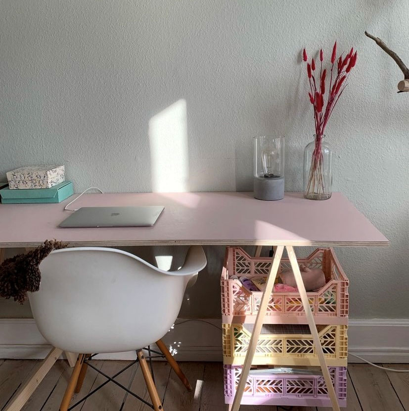 Olivia havde en linoleumsrest tilbage fra hendes gamle køkken, og det passede perfekt til et skrivebord. På Instagram kan du se hvordan hun har lavet det.